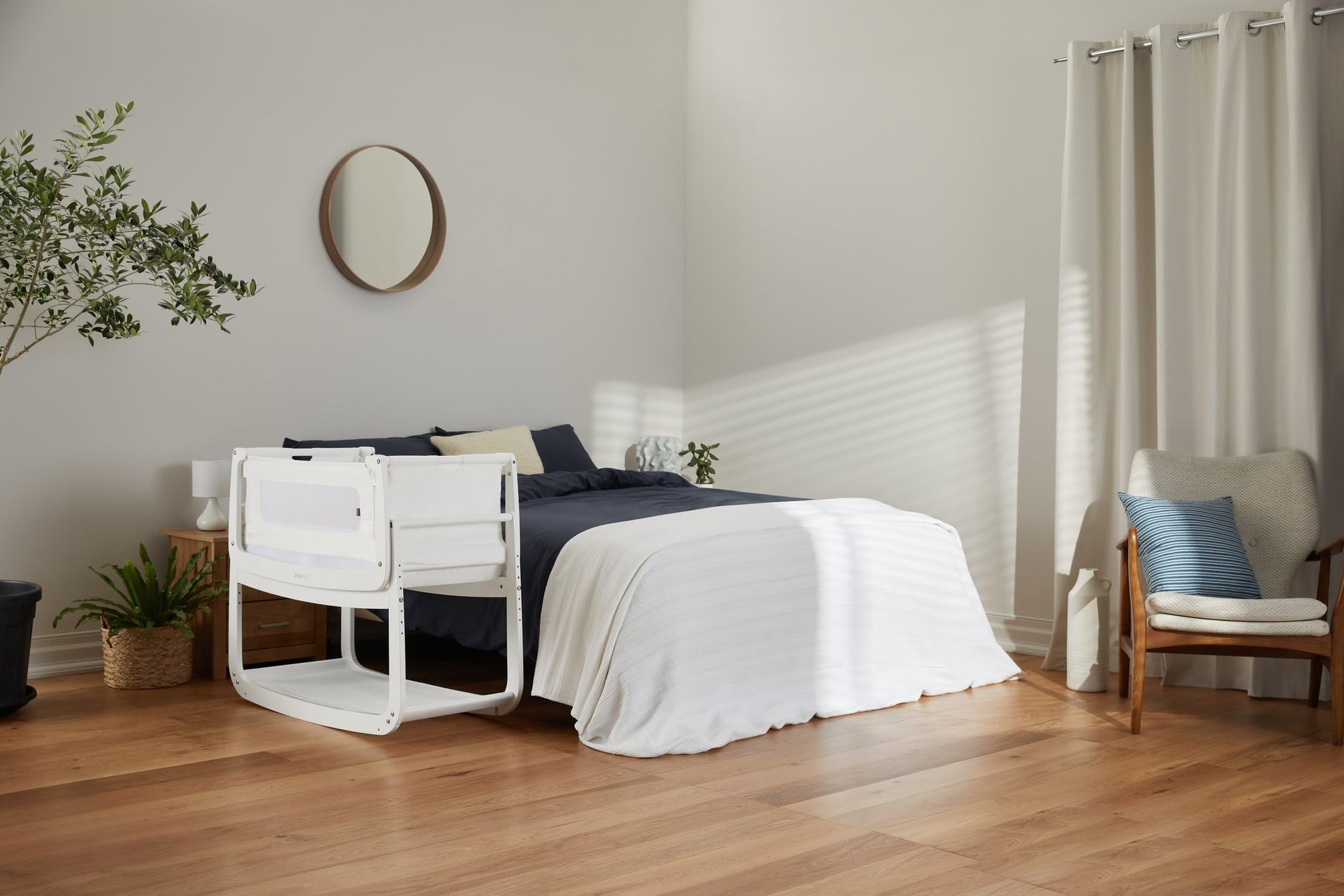 SnuzPod4 zip-down wall illustration for easy parent access at night