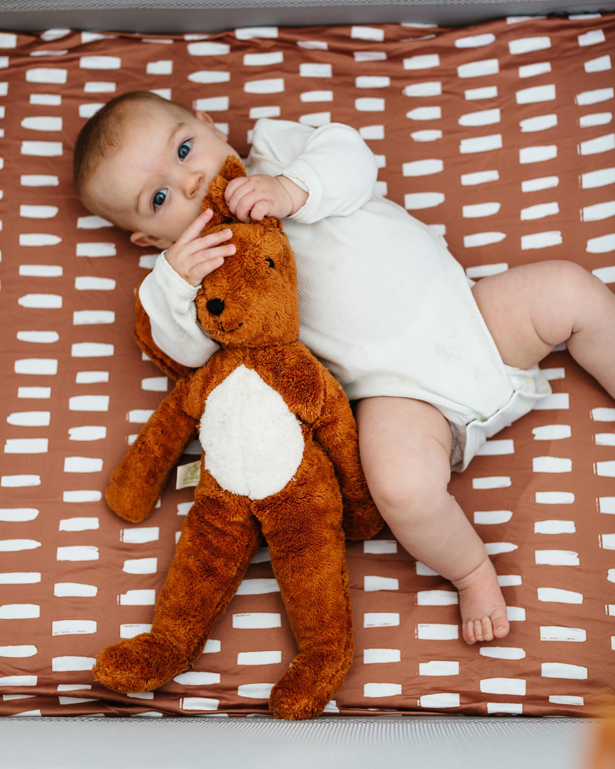 Mini crib sheet with deep elastic pockets for snug fit