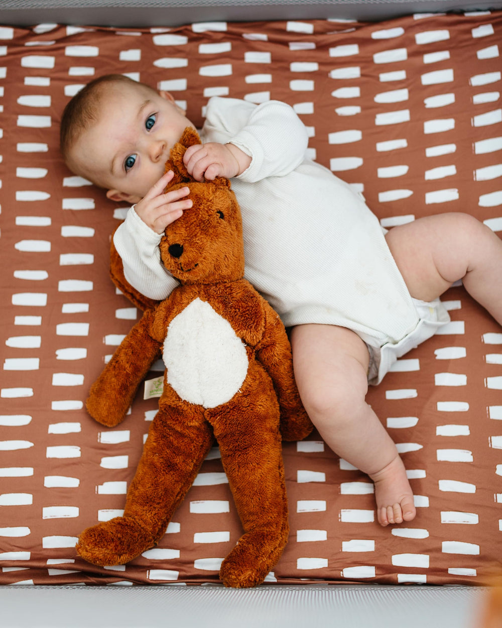 Mini crib sheet with deep elastic pockets for snug fit
