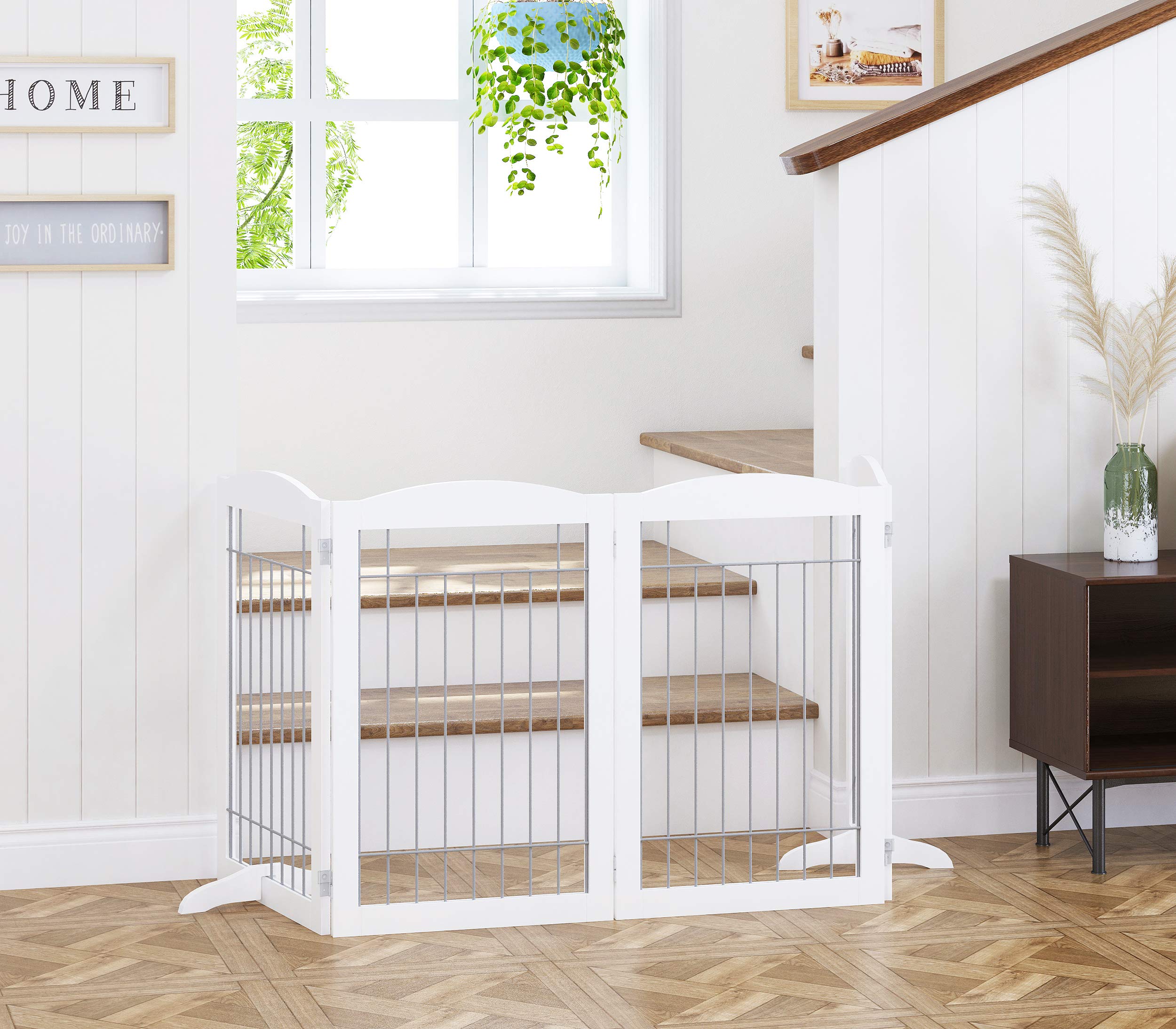Spirich gate features non-slip feet to protect floors.