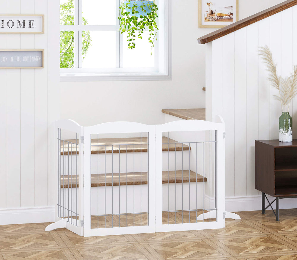 Spirich gate features non-slip feet to protect floors.