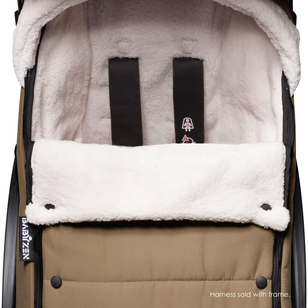Stokke YoYo Footmuff open-bottom design protects from dirt during outings.
