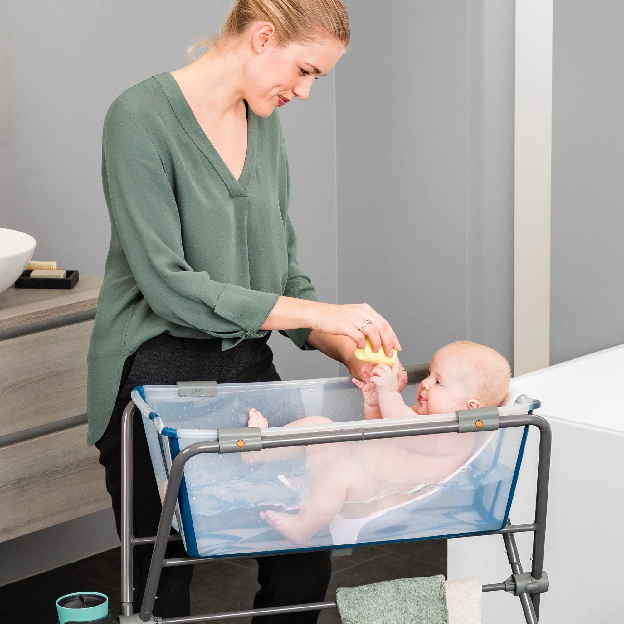 Stokke Flexi Bath Stand Grey draining hose detail for quick cleanup