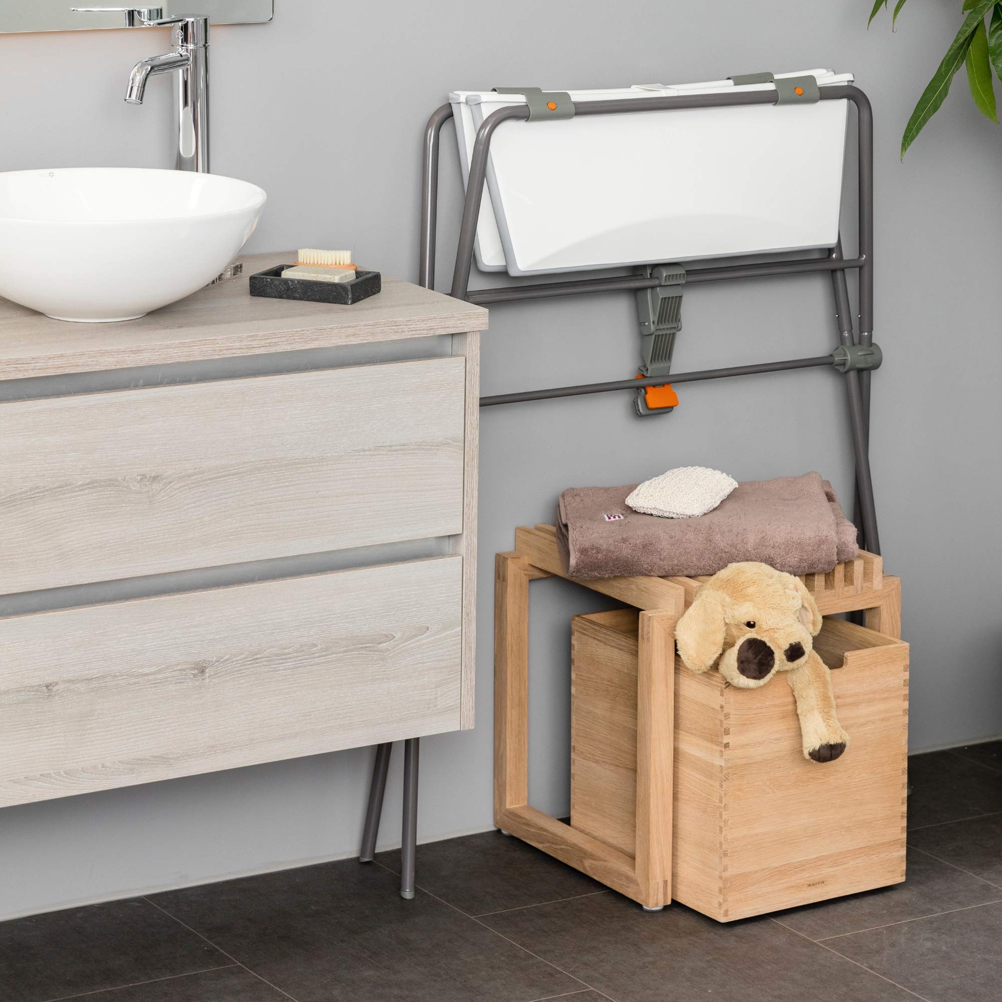 Stokke Flexi Bath Stand Grey non-slip legs ensure stable bath time