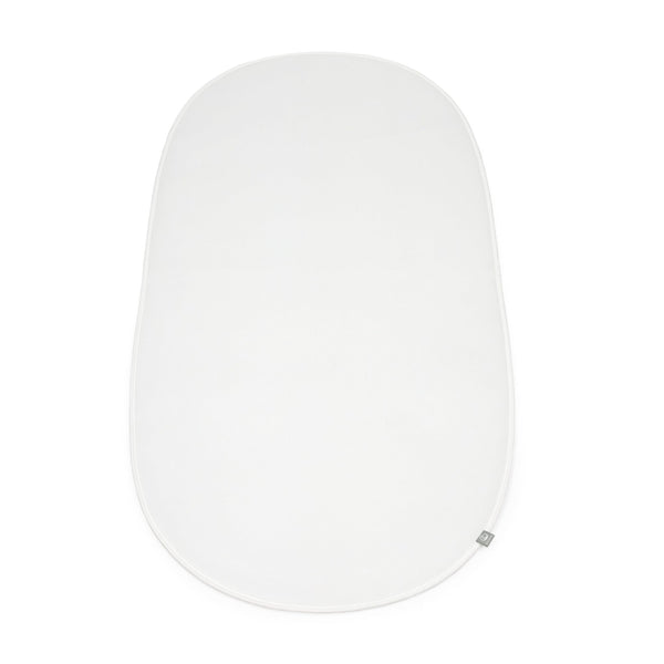 Stokke Sleepi Protection Sheet V3 white, side view, breathable moisture guard for Sleepi beds.