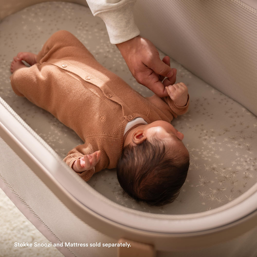 Stokke Snoozi wraparound zipper detail keeps the sheet securely in place