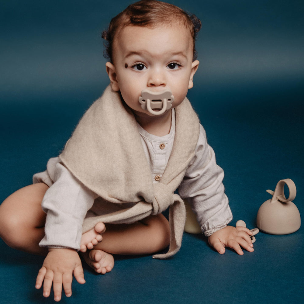 Reversible design of the Suavinex pacifier helps correct orientation at a glance.