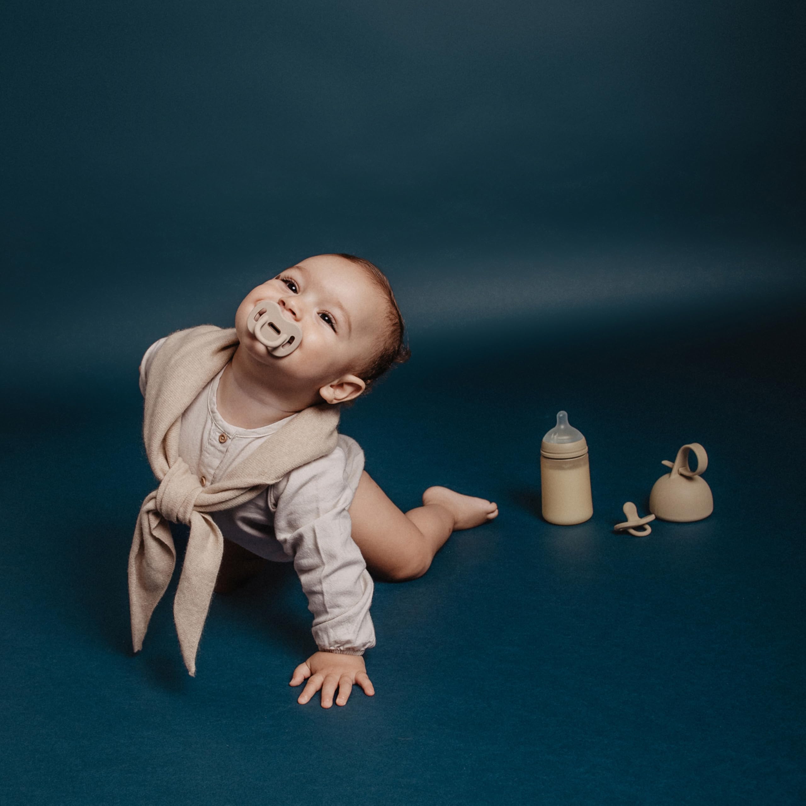 Suavinex Color Essence SX PRO pacifier reversible design for correct mouth positioning.