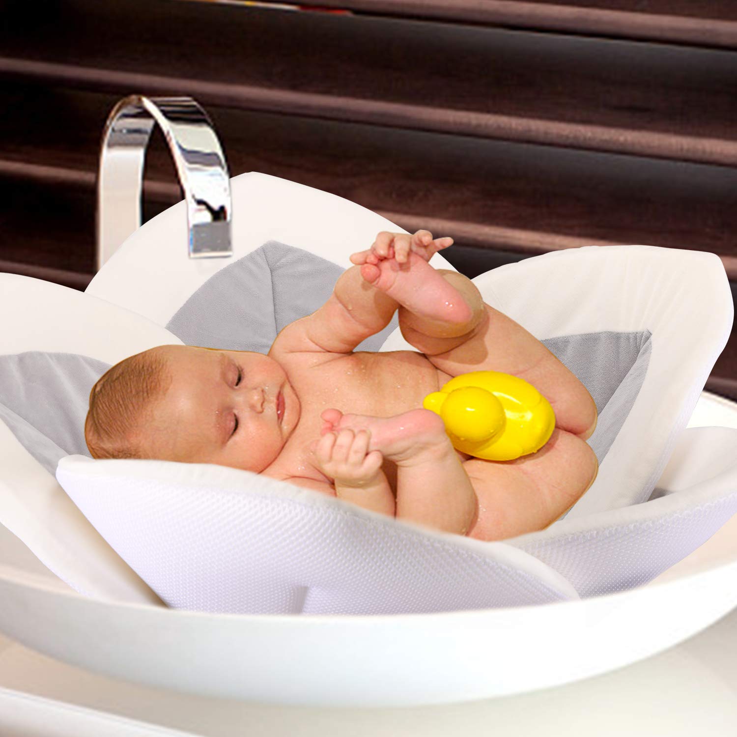 Sundee flower design bath pad enhances baby's bath time comfort