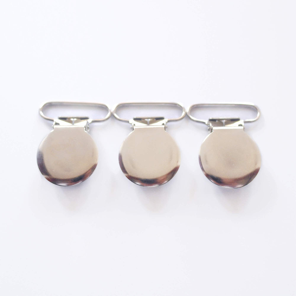 Sutoyuen pacifier clip silver 1in showing teeth insert protects fabric.