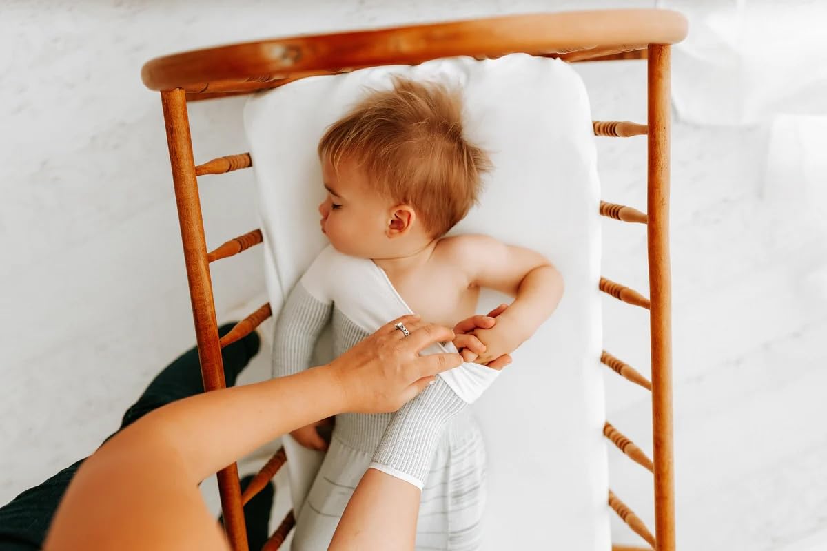 Swaddelini arms-out sleep sack grey worn by baby illustrates freedom and calm.