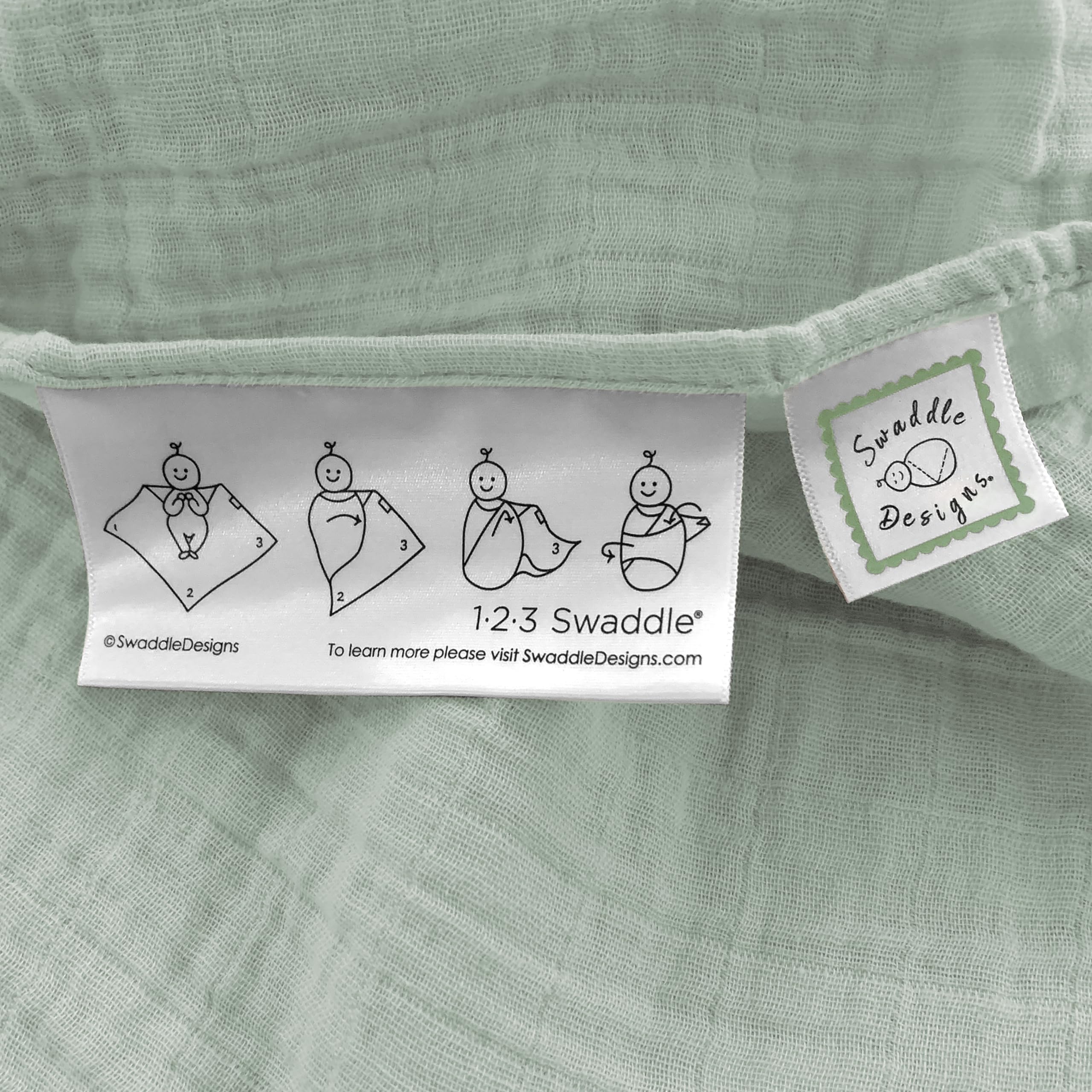 Edge label with 123 Swaddle steps helps learning how to swaddle.