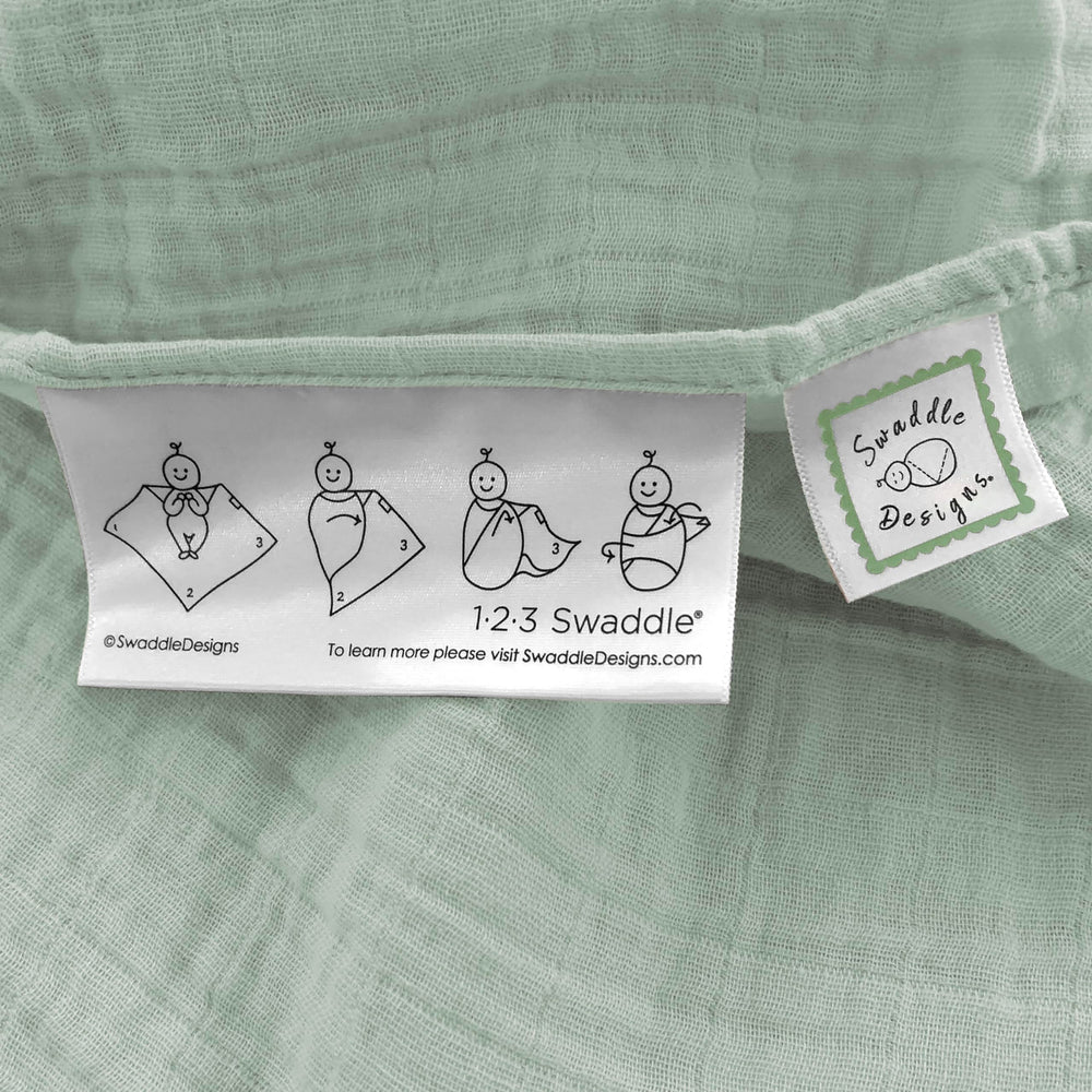 Edge label with 123 Swaddle steps helps learning how to swaddle.
