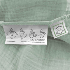 Edge label with 123 Swaddle steps helps learning how to swaddle.