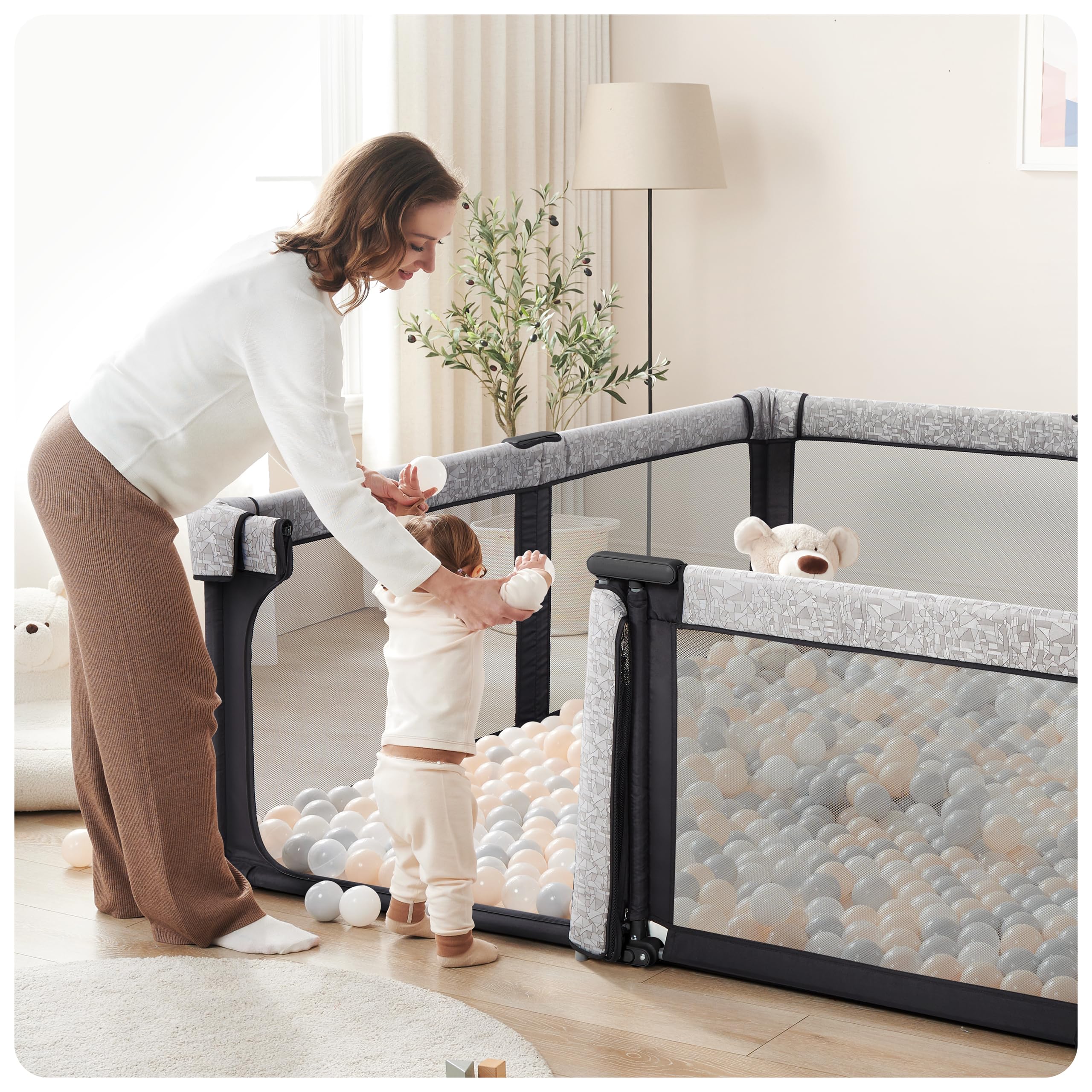 Sweeby eight-panel design provides sturdy structure and wide coverage.
