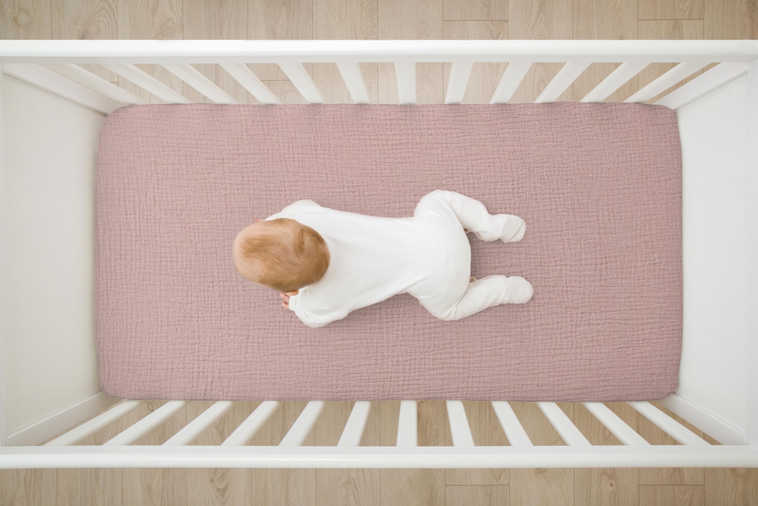 TADO MUSLIN 52x28 crib mattress fit image demonstrates precise, deep pockets.