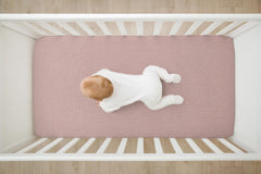TADO MUSLIN 52x28 crib mattress fit image demonstrates precise, deep pockets.