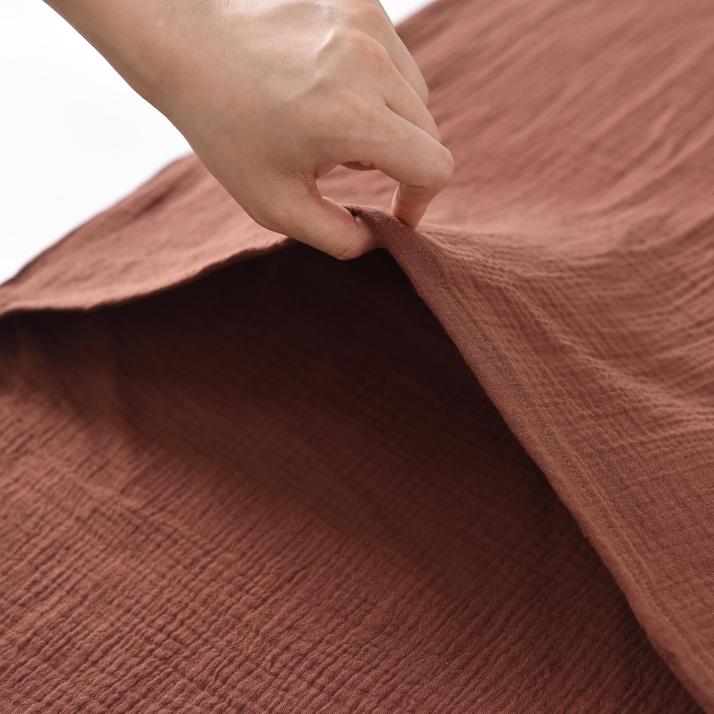 Tado Muslin cover universal fit fits most loungers securely.