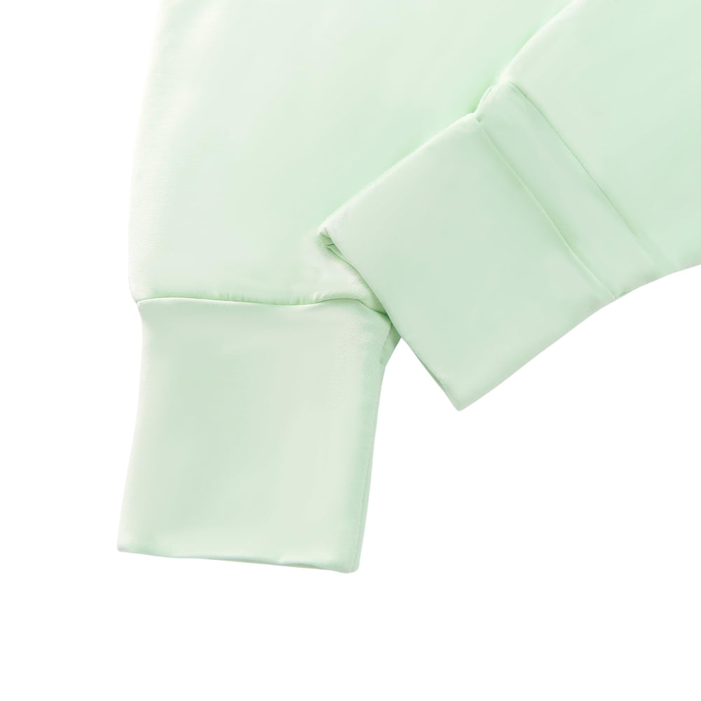 Tado Muslin closed-neck design minimizes fabric bunching.