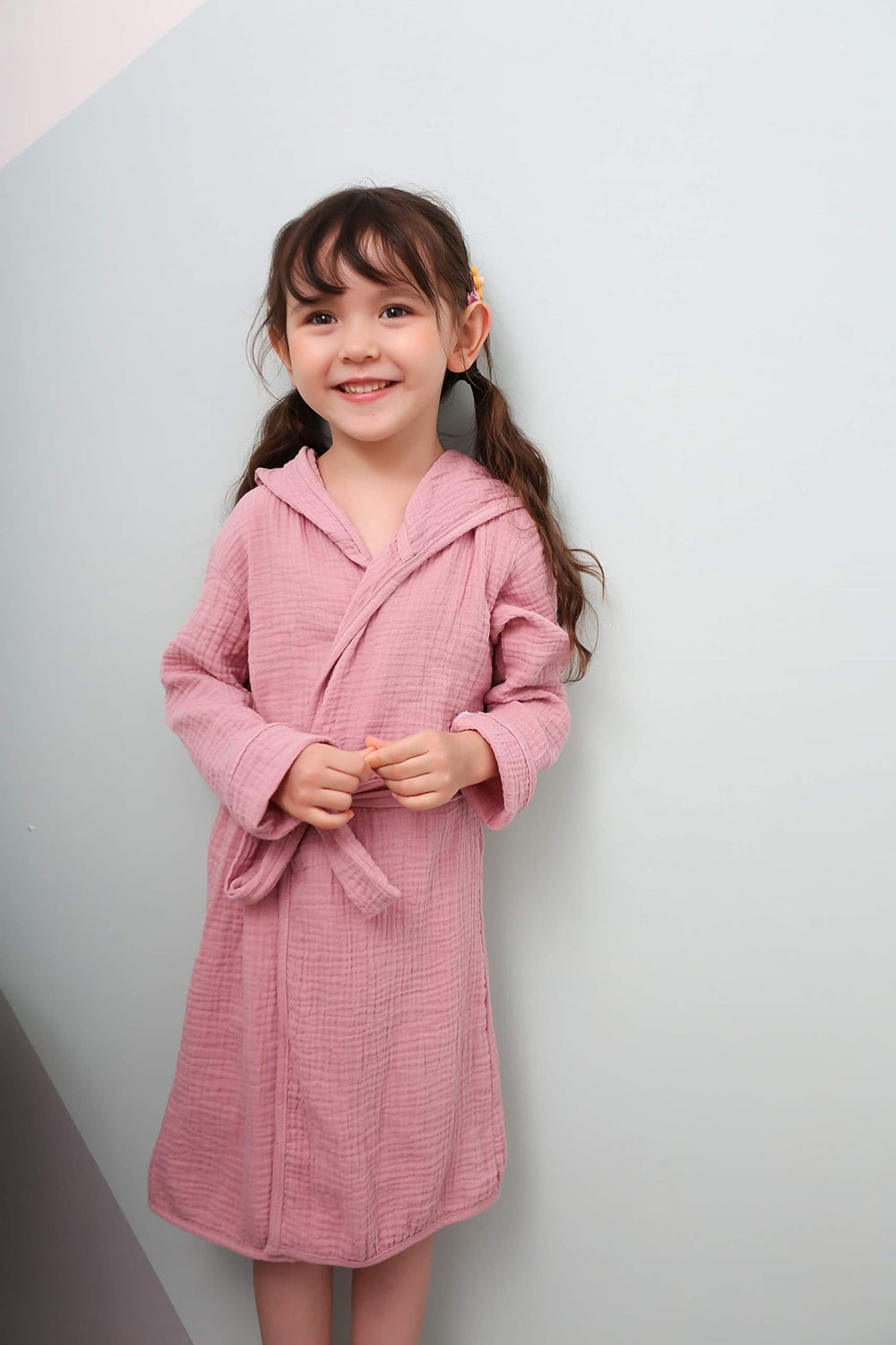 TADO MUSLIN detachable waist tie demonstrates secure fit.