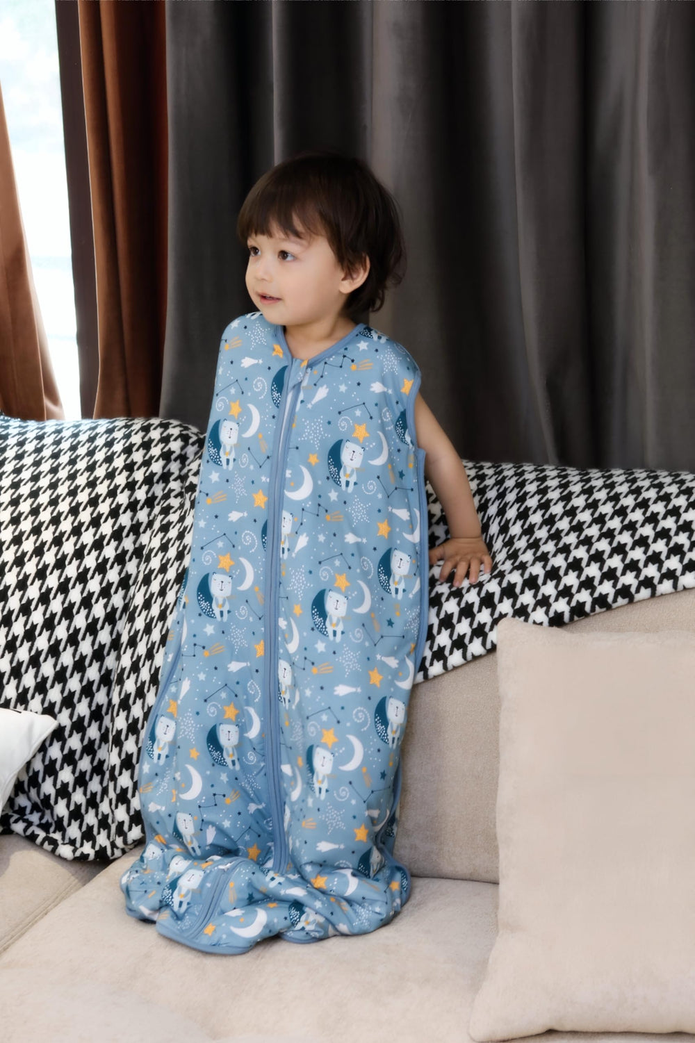 TADO MUSLIN sleep sack 2-4T blue bears zipper closeup demonstrates easy diaper change access.