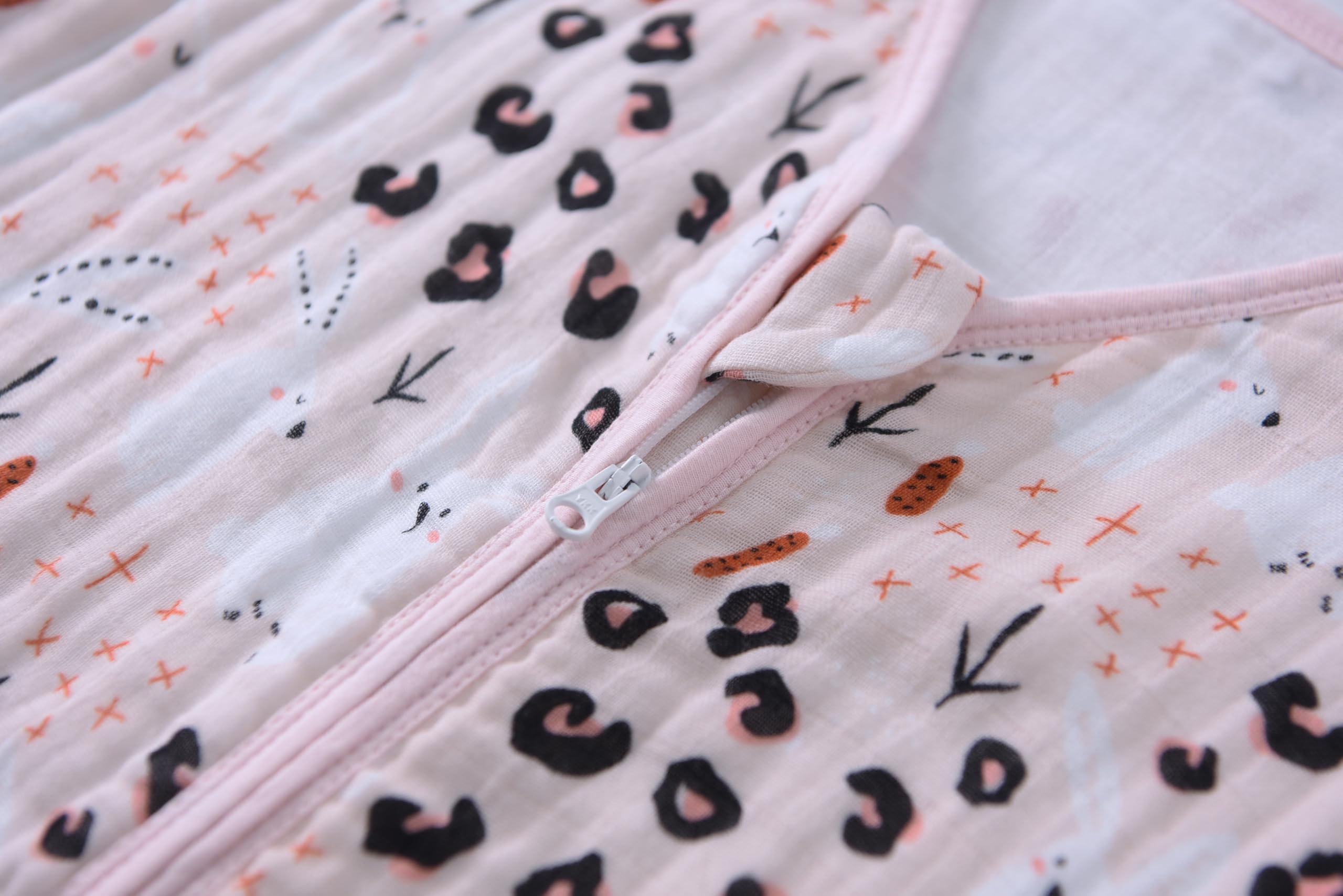 TADO MUSLIN sturdy stitching highlights durability for daily wear.
