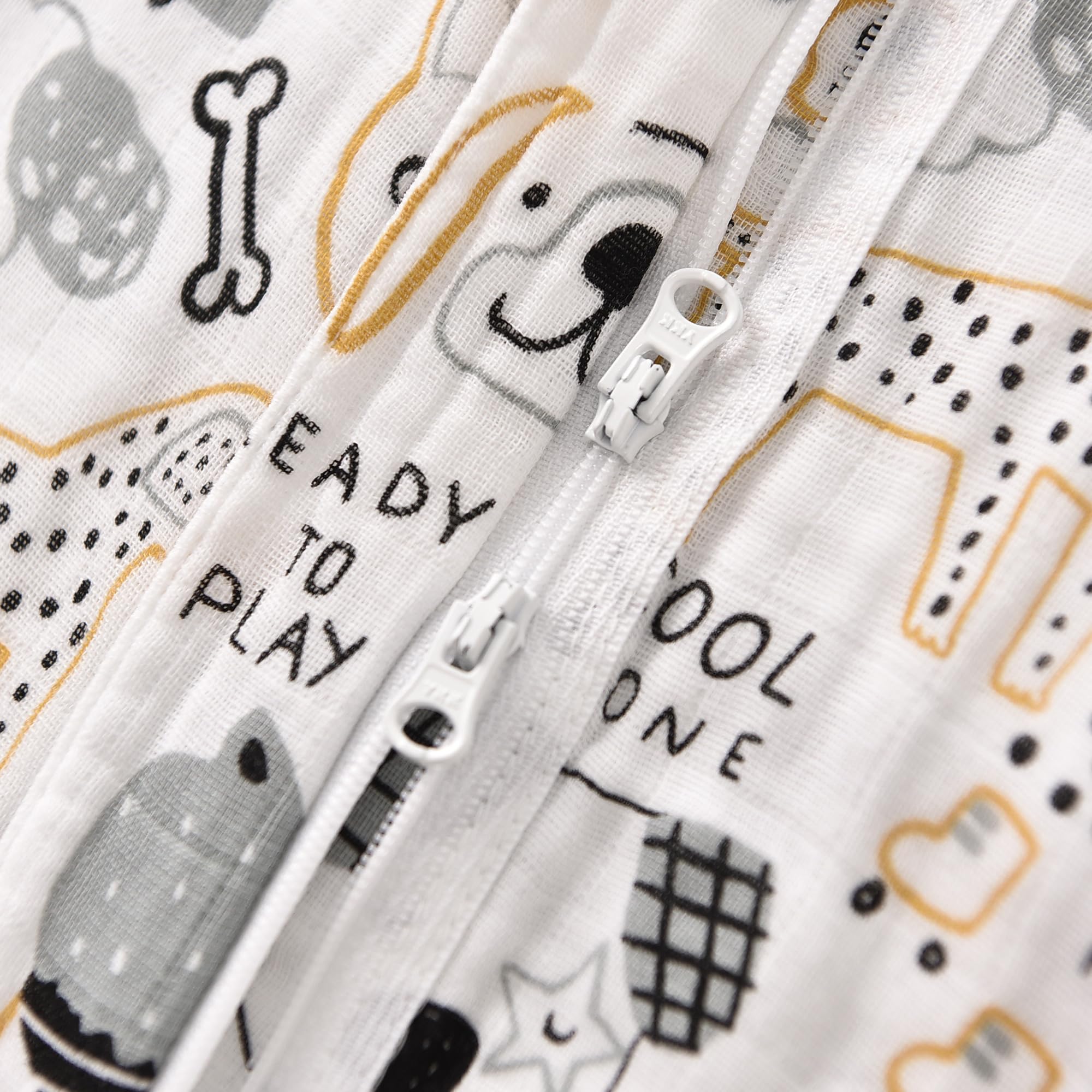 TADO MUSLIN two-way YKK zipper enables easy top and bottom access.