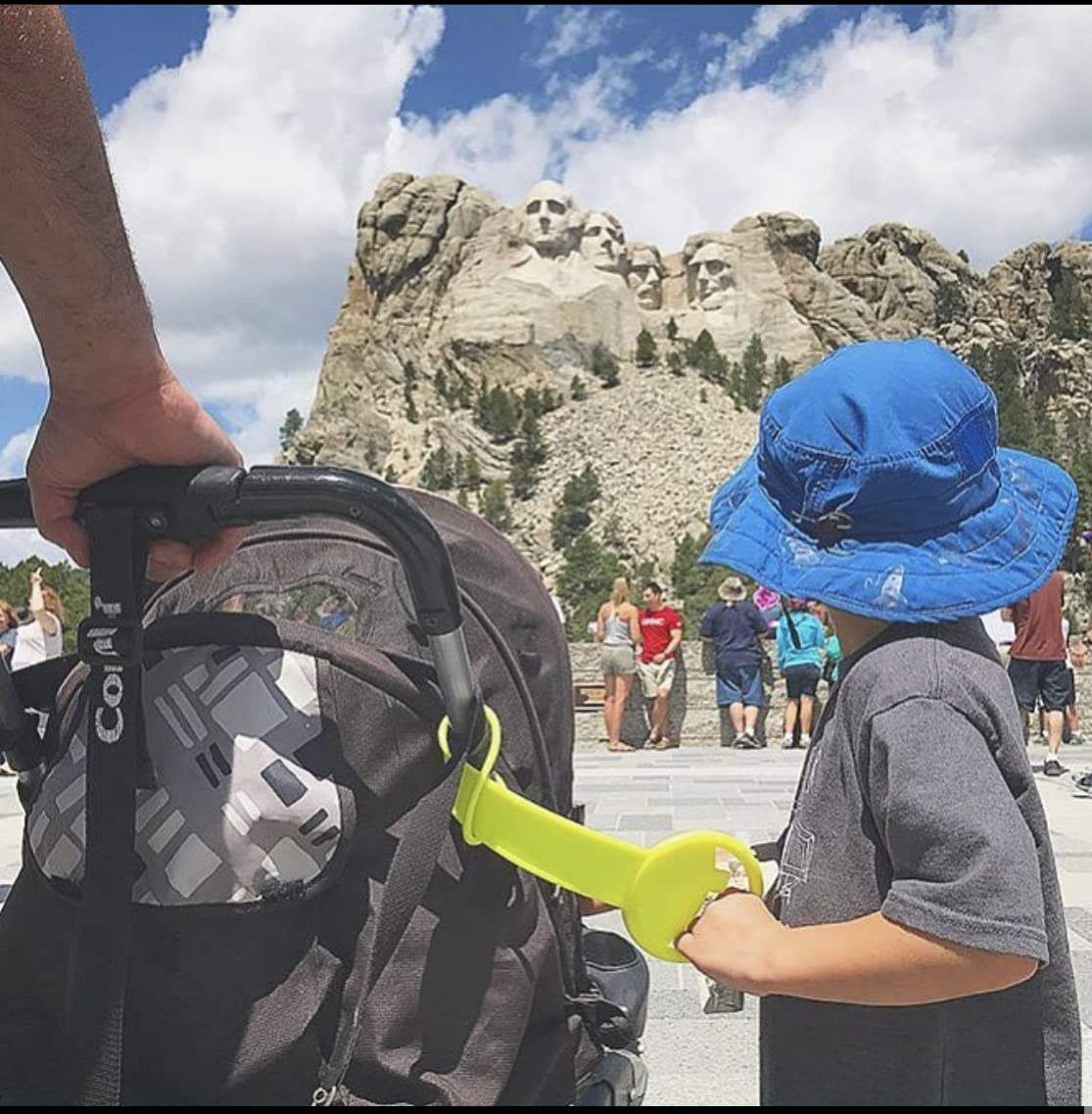 Tagalong soft grip handle offers comfortable hold for parents on busy outings.