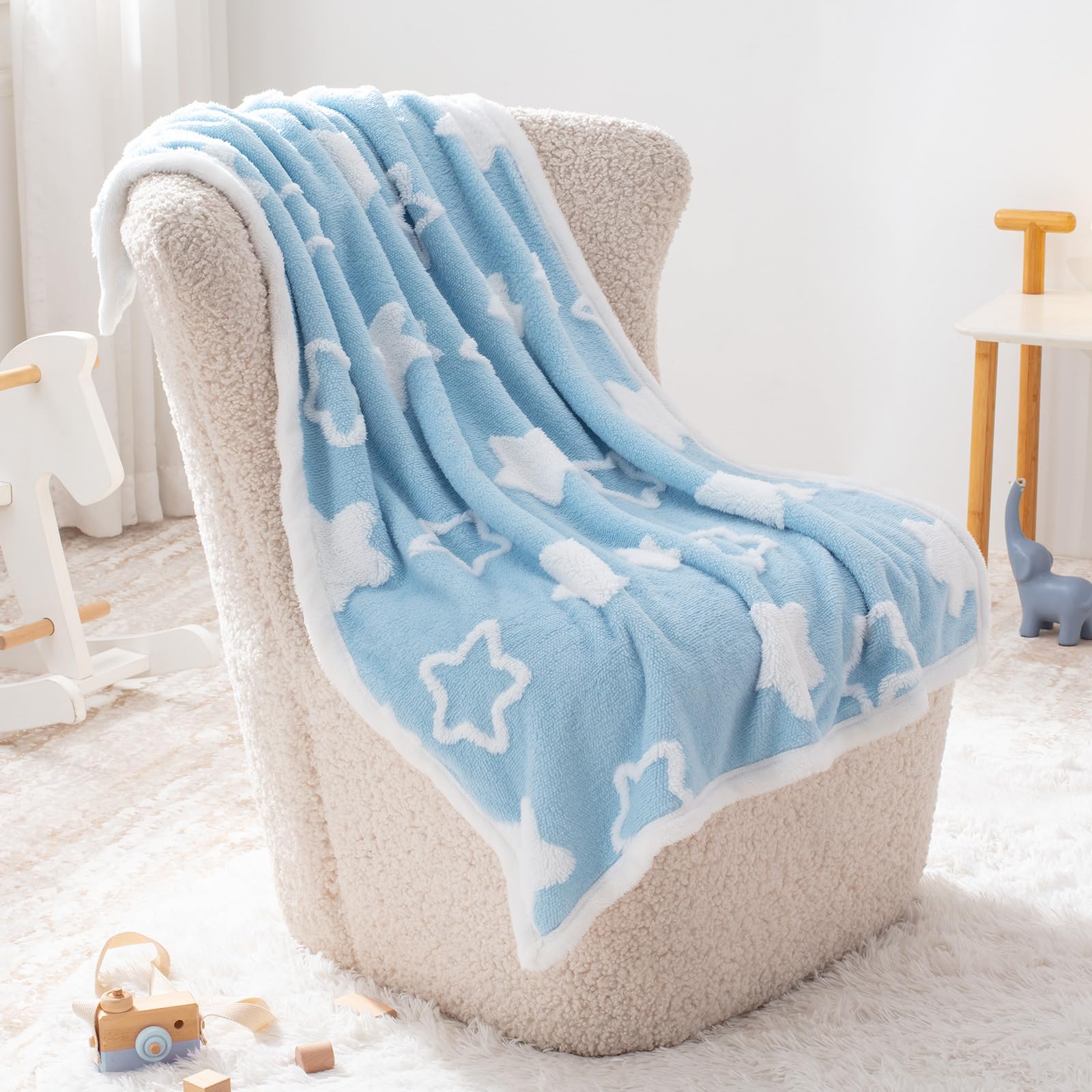TCOYIWL car-seat blanket keeps baby comfortable during travels