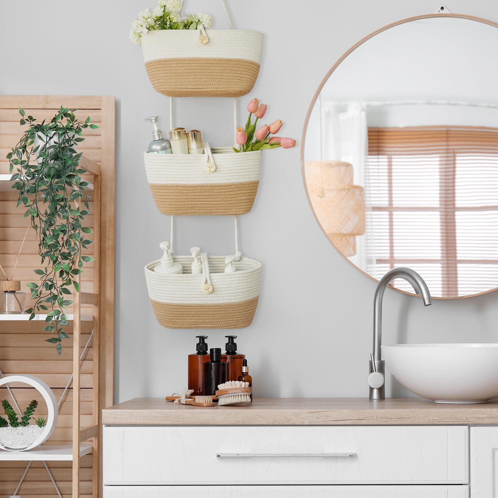 TeoKJ included hooks enable secure, tilt-free mounting.