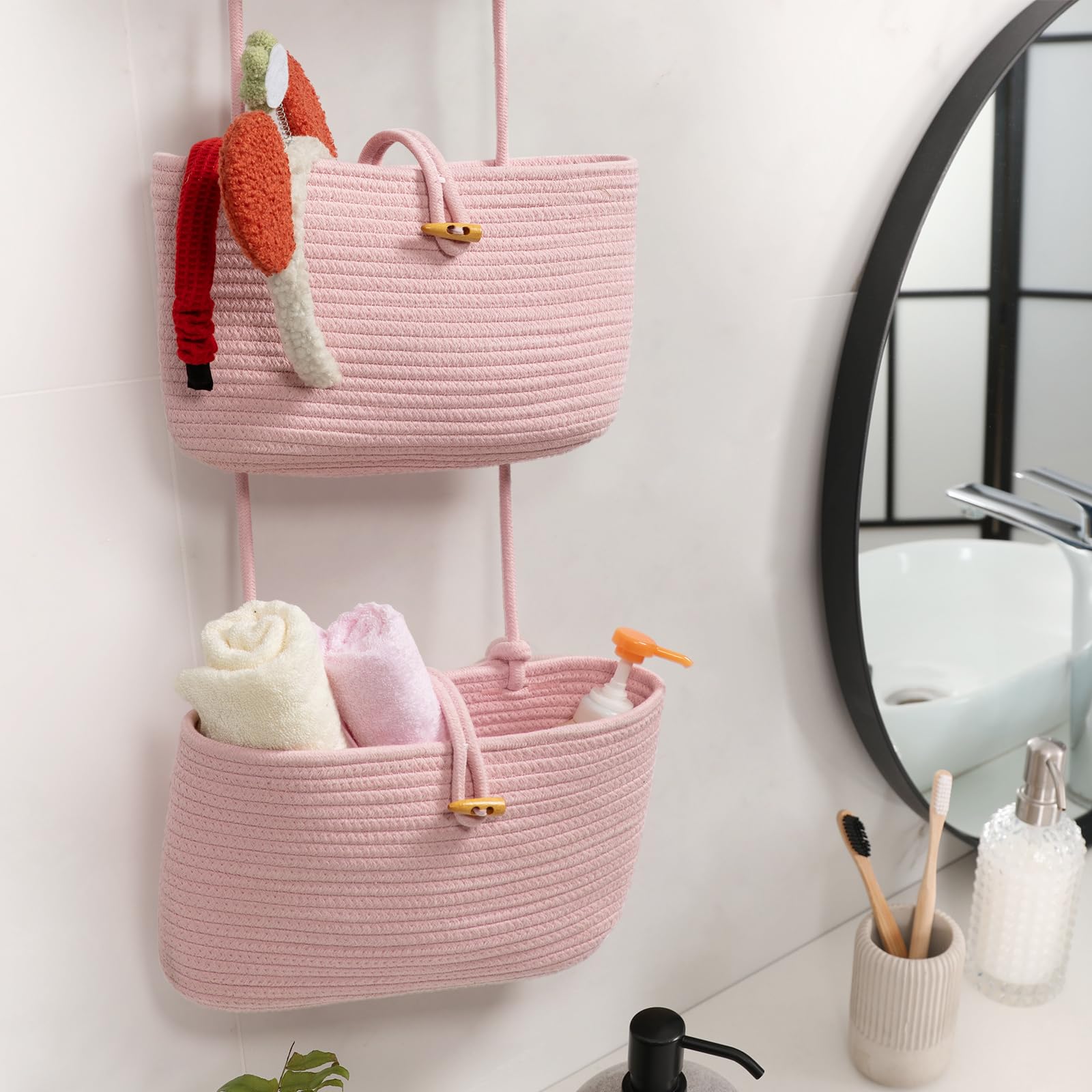 TeoKJ wall-mounted basket set keeps clutter away.