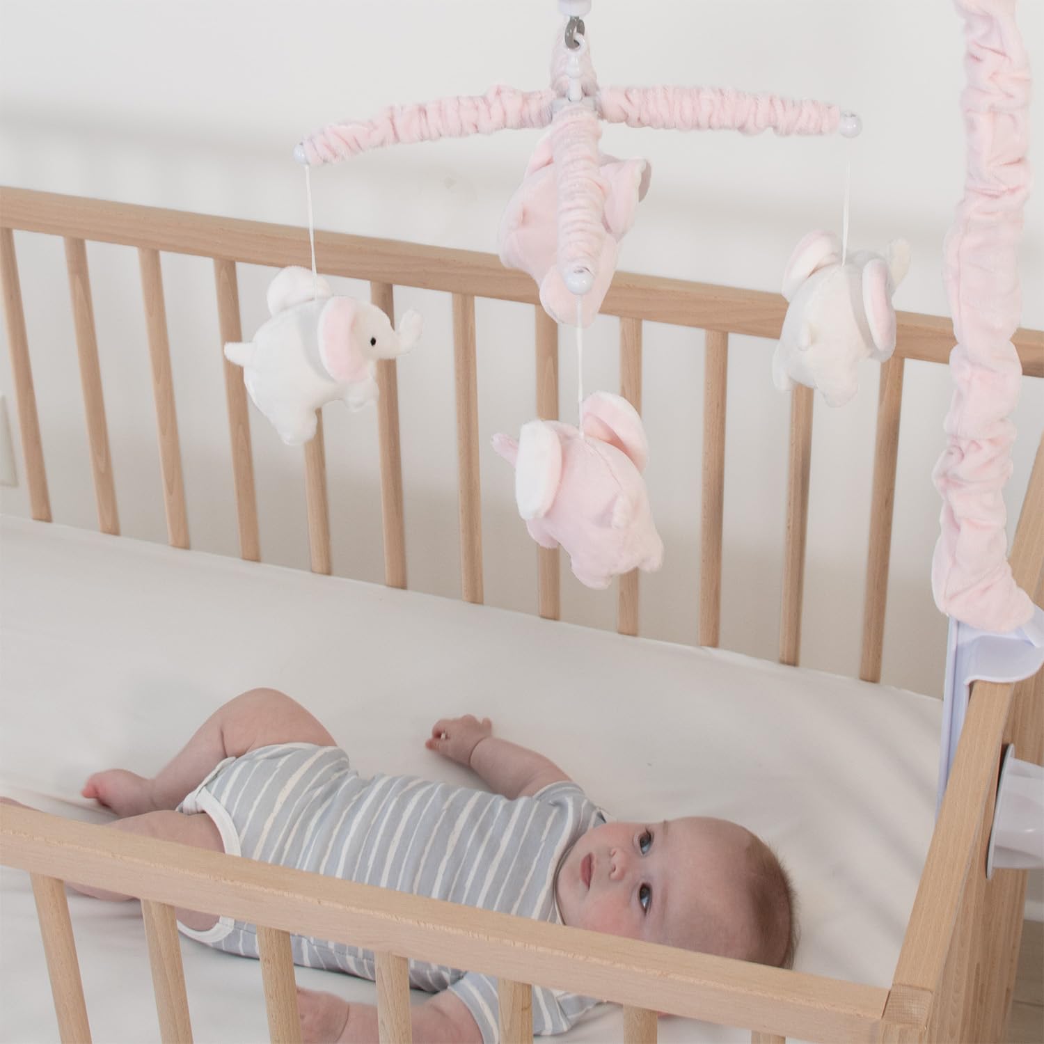 The Peanutshell fits standard cribs for versatile use in many layouts.