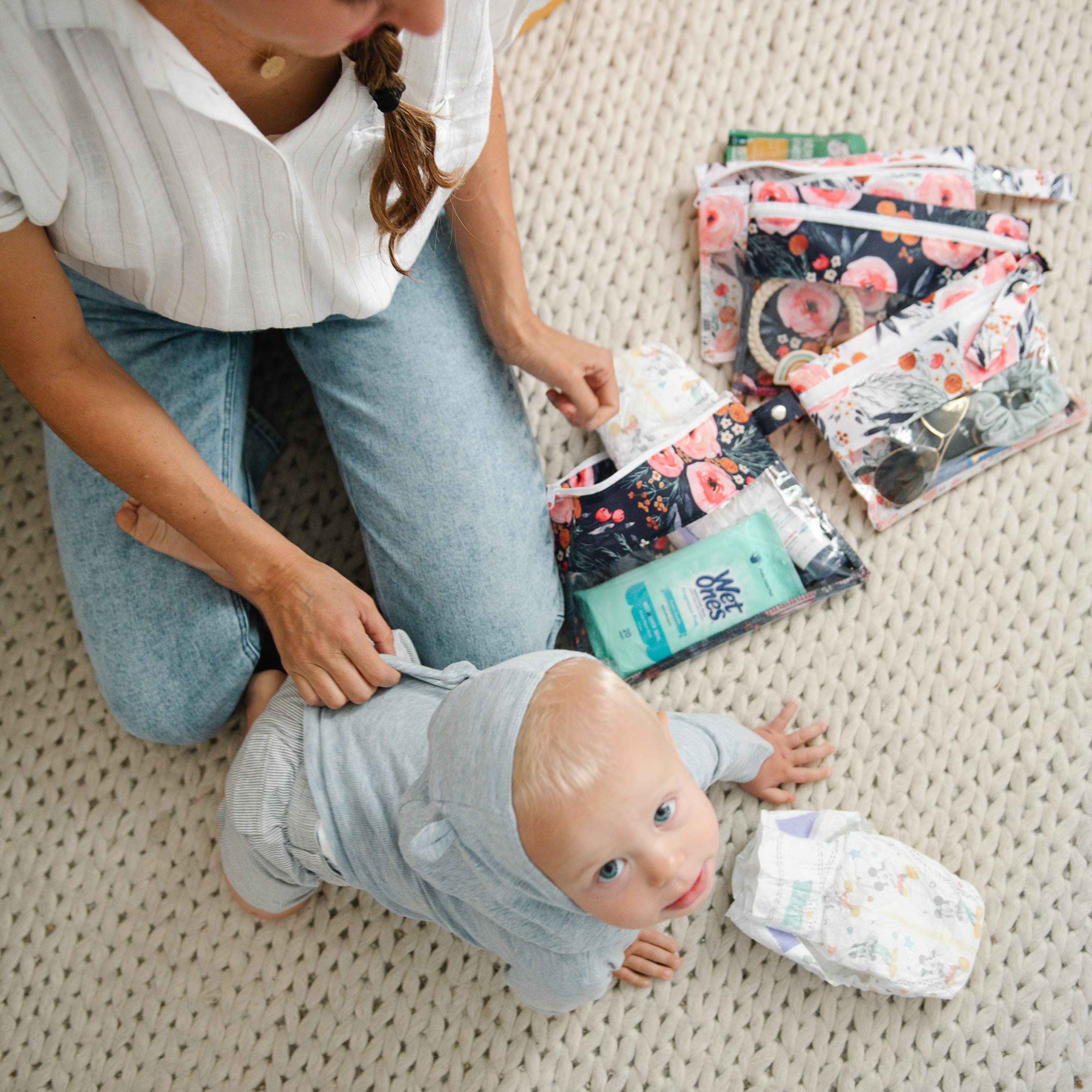 Three Sweet Peas Co purse organizer pouch helps keep keys and cosmetics accessible