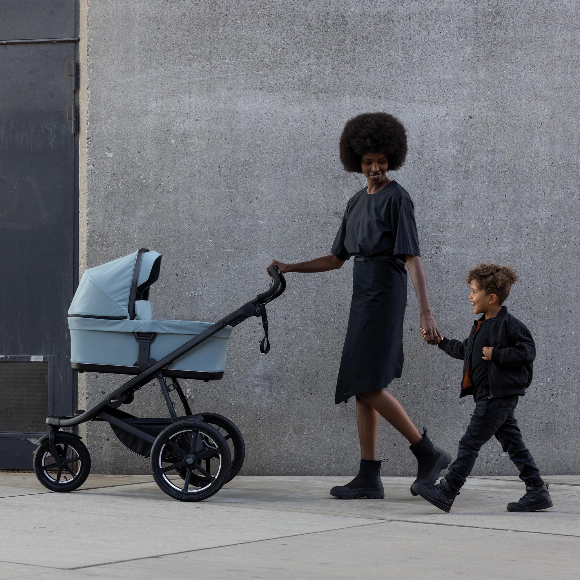 Thule Bassinet Soft Beige click-in adapters ensure easy, secure attachment.