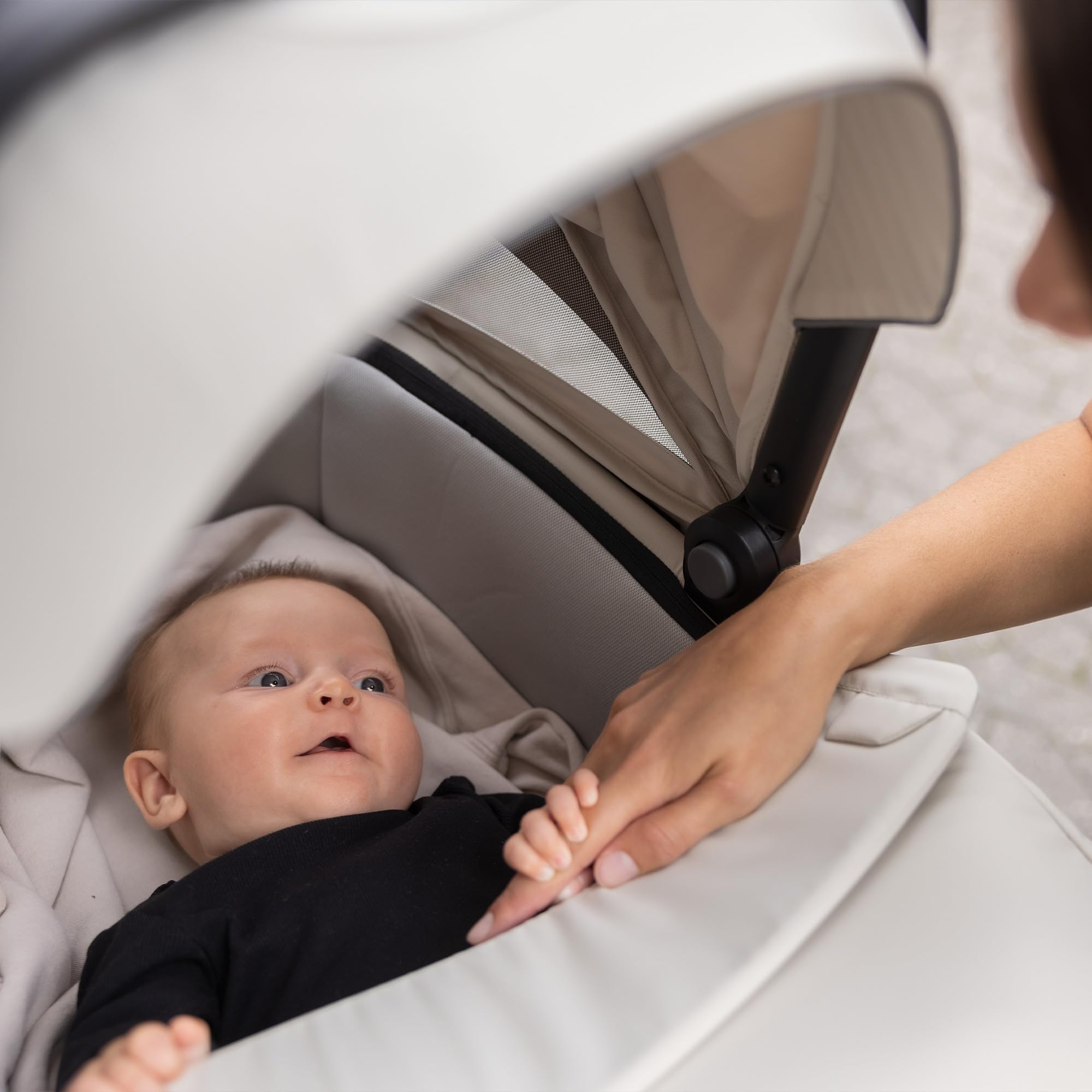 Thule Bassinet Soft Beige interior mesh adds coziness and breathability.