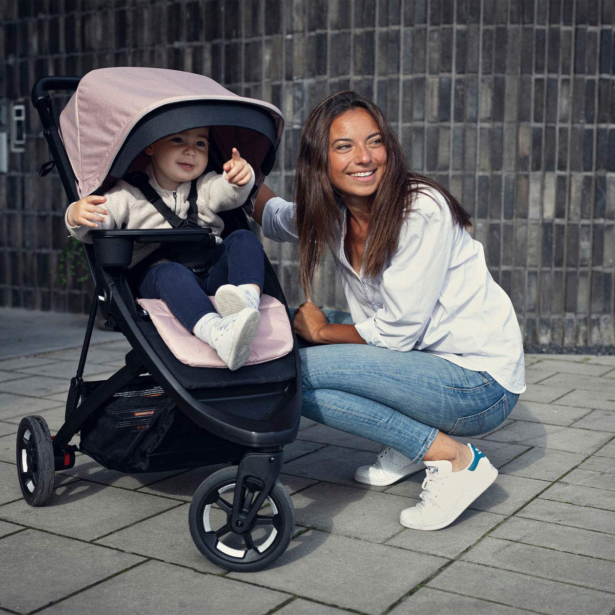 Thule Spring 5-point harness keeps child securely seated