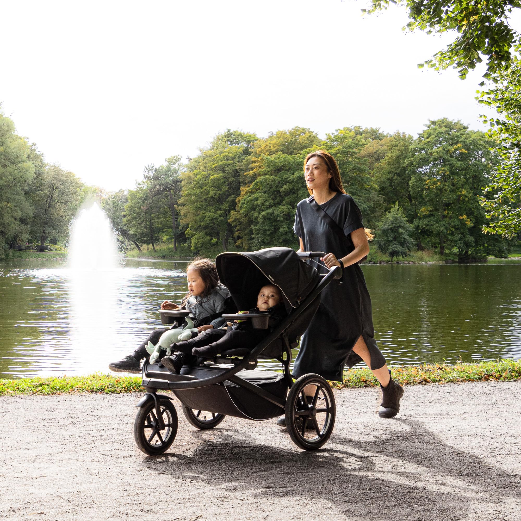 Thule Urban Glide 3 Double five-point harness for secure seating