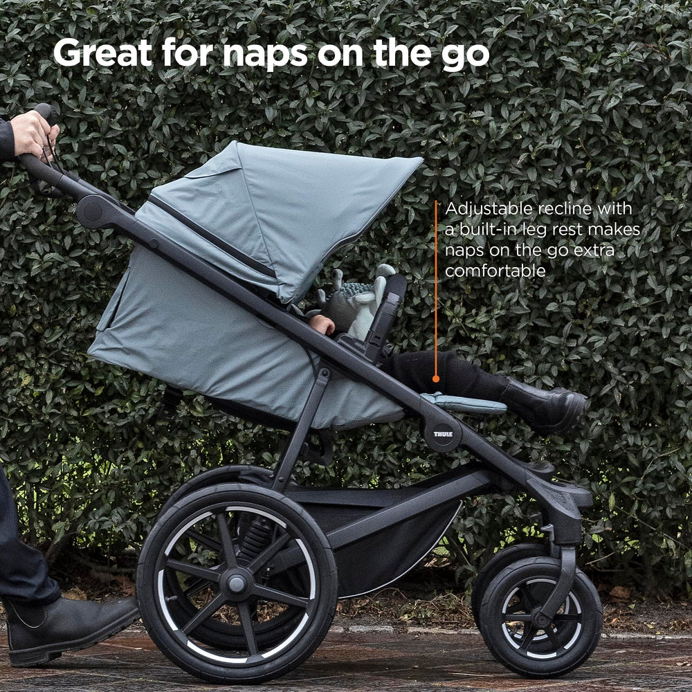 Thule Urban Glide 4-Wheel padded 5-point harness ensures secure seating.