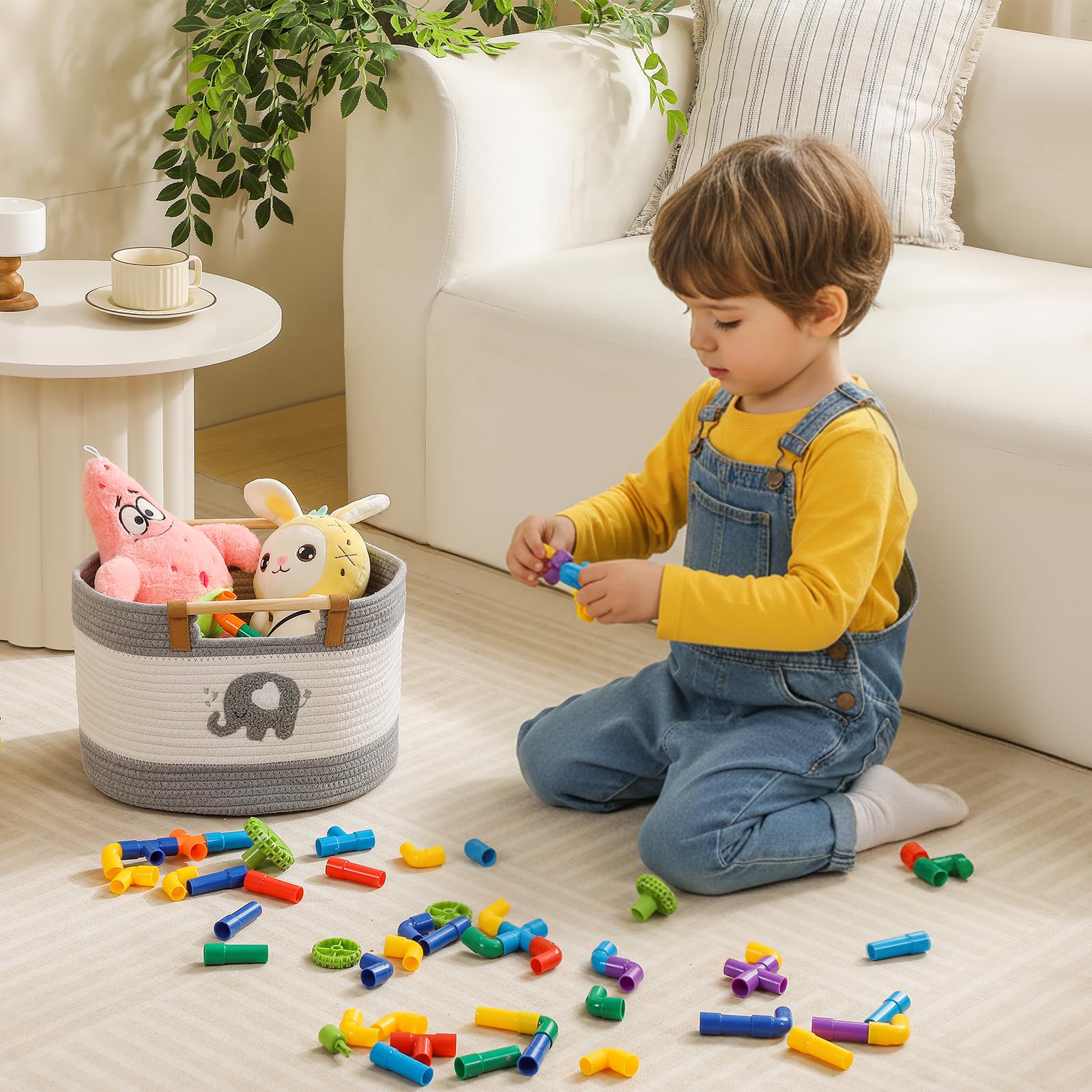 Tidelit basket with wooden handles for easy transport