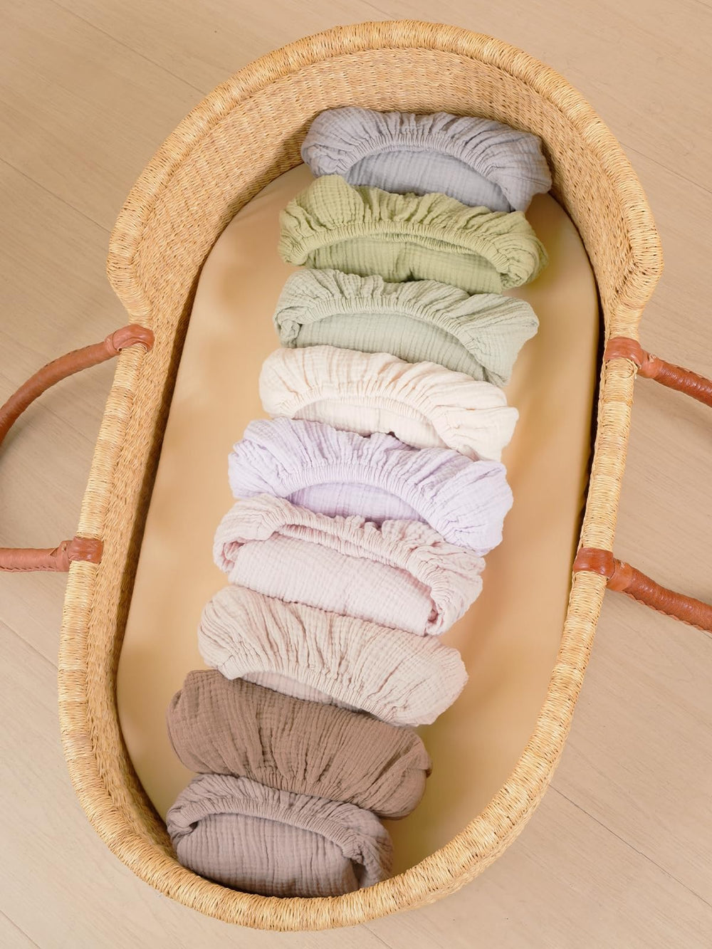 TILLYOU muslin bassinet sheet in unisex design for any nursery.