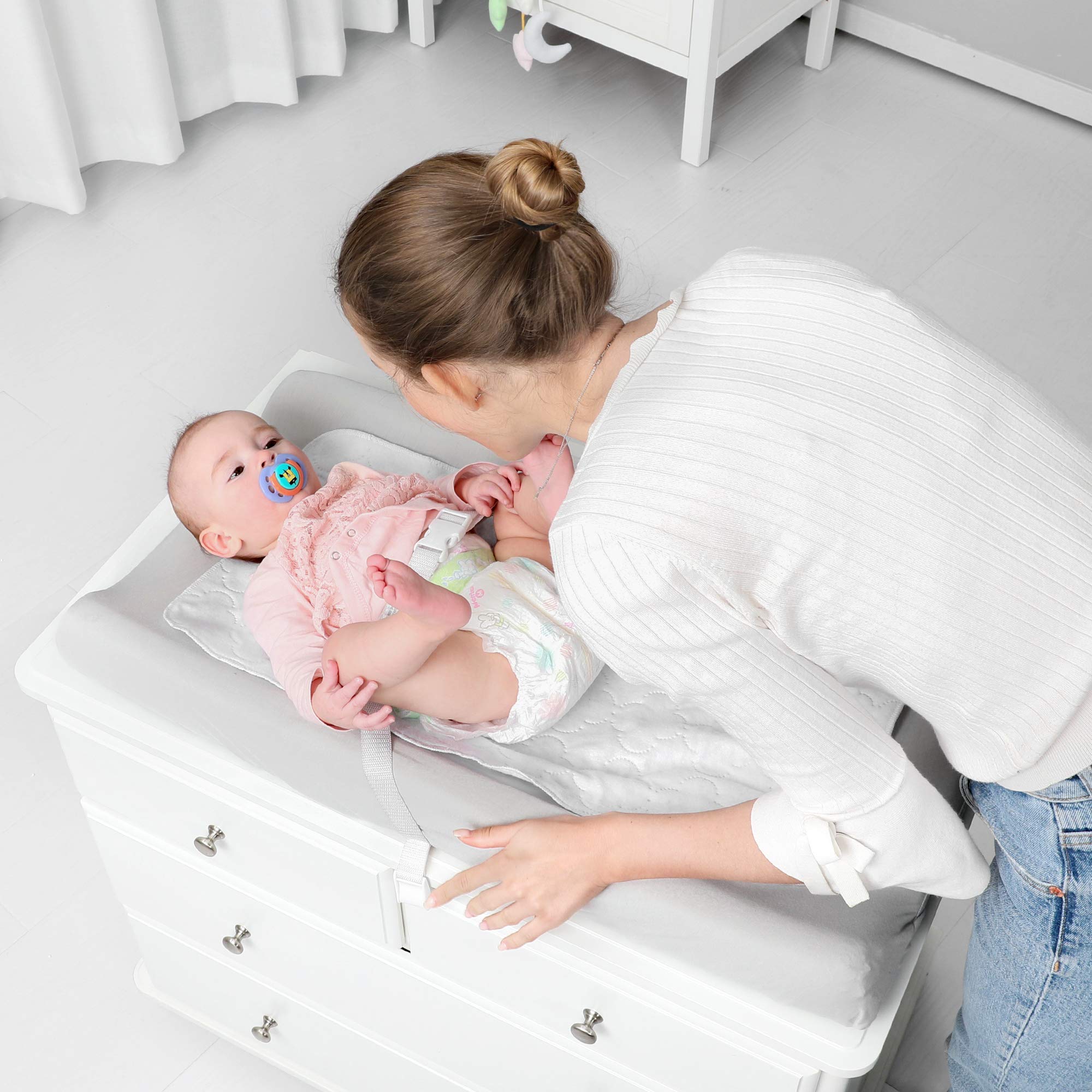 TILLYOU elastic-bottom cover with buckle holes ensures quick, snug changes.