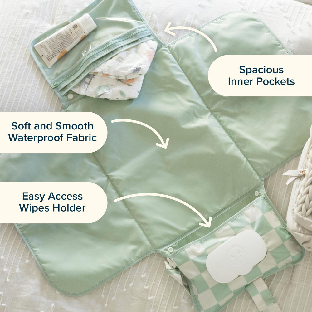 Tiny Twinkle built-in pockets keep wipes and creams within easy reach.