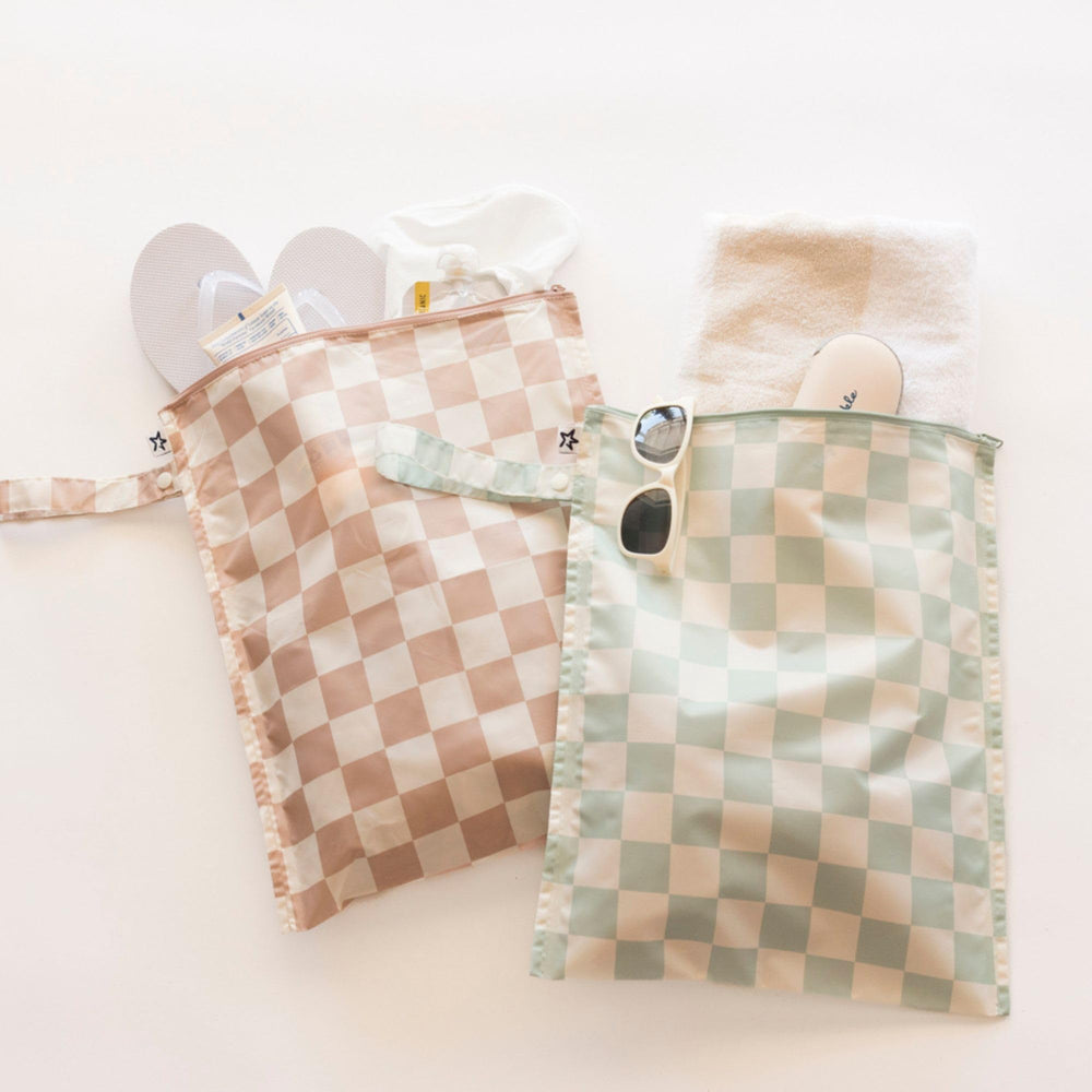 Tiny Twinkle Mess Proof Wet Bag emphasizes heat-sealed seams to deter leaks