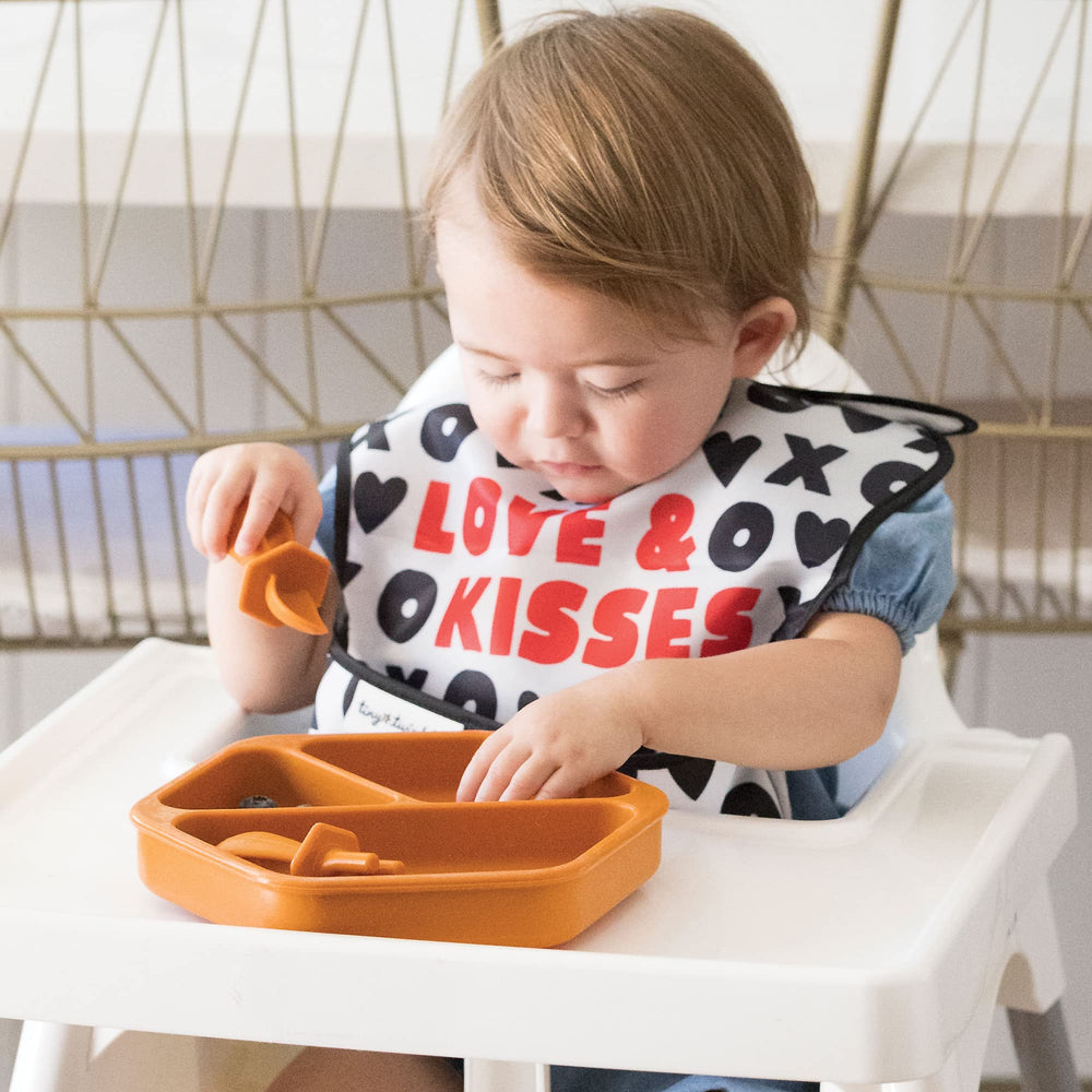 Tiny Twinkle suction base closeup shows secure grip for independent feeding