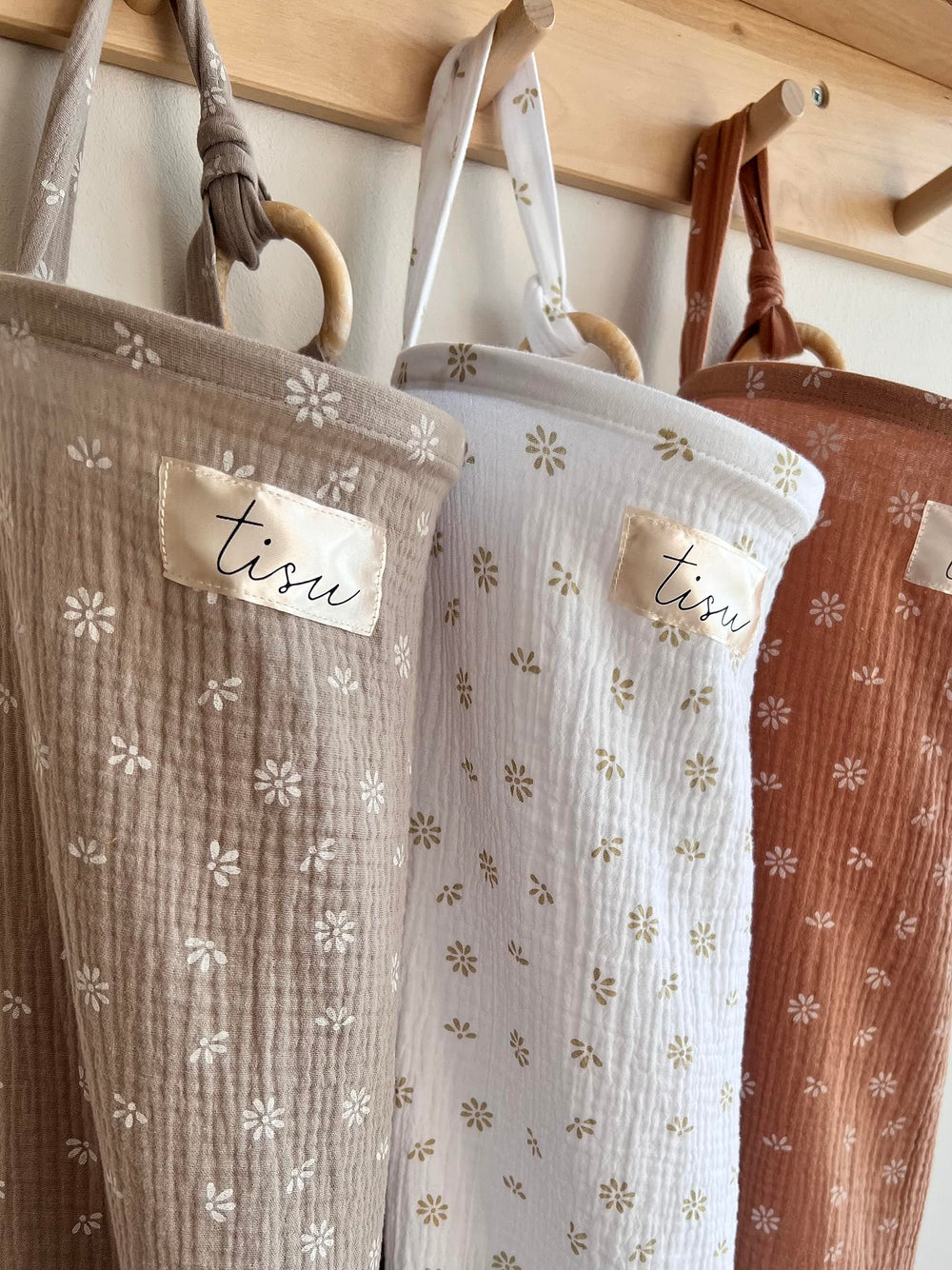 TISU Nursing Cover Beige Daisy lightweight design fits easily in a bag.