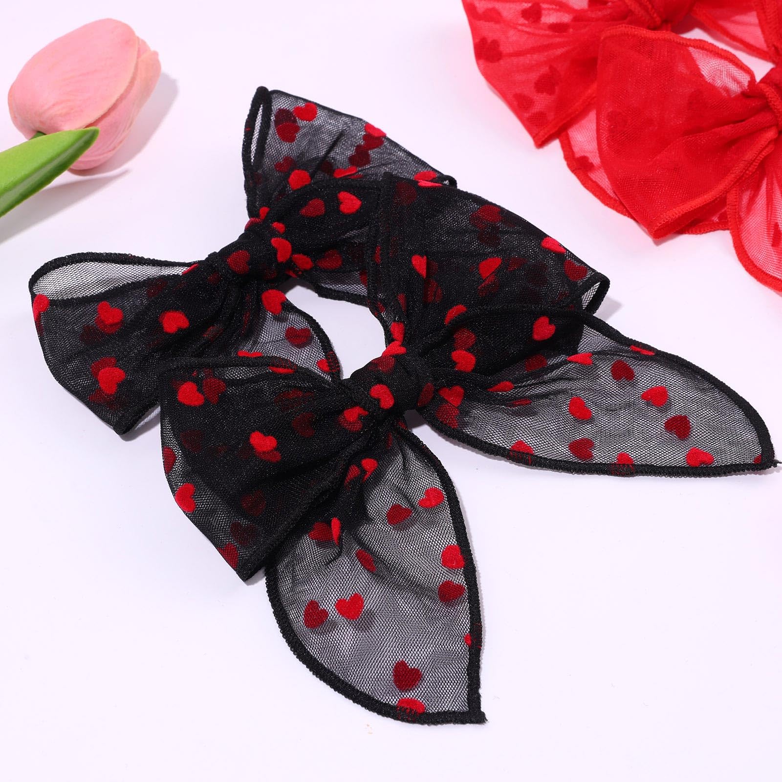 TOKUFAGU heart bow clip on various hairstyles and lengths.