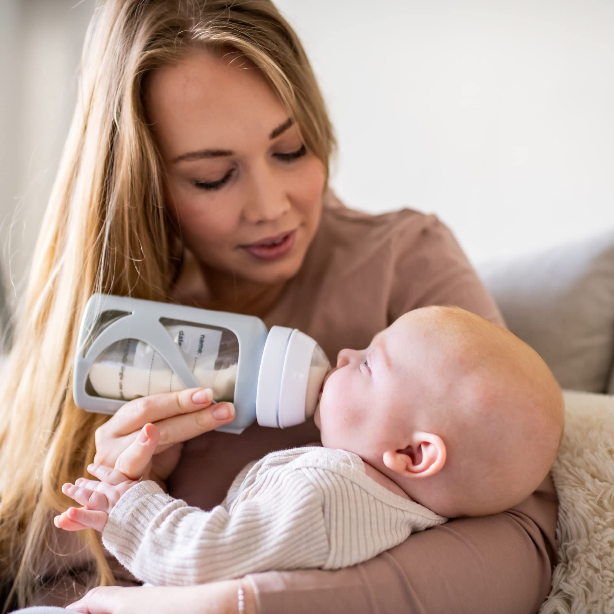 Tommee Tippee leak-proof caps prevent spills during storage and transport.