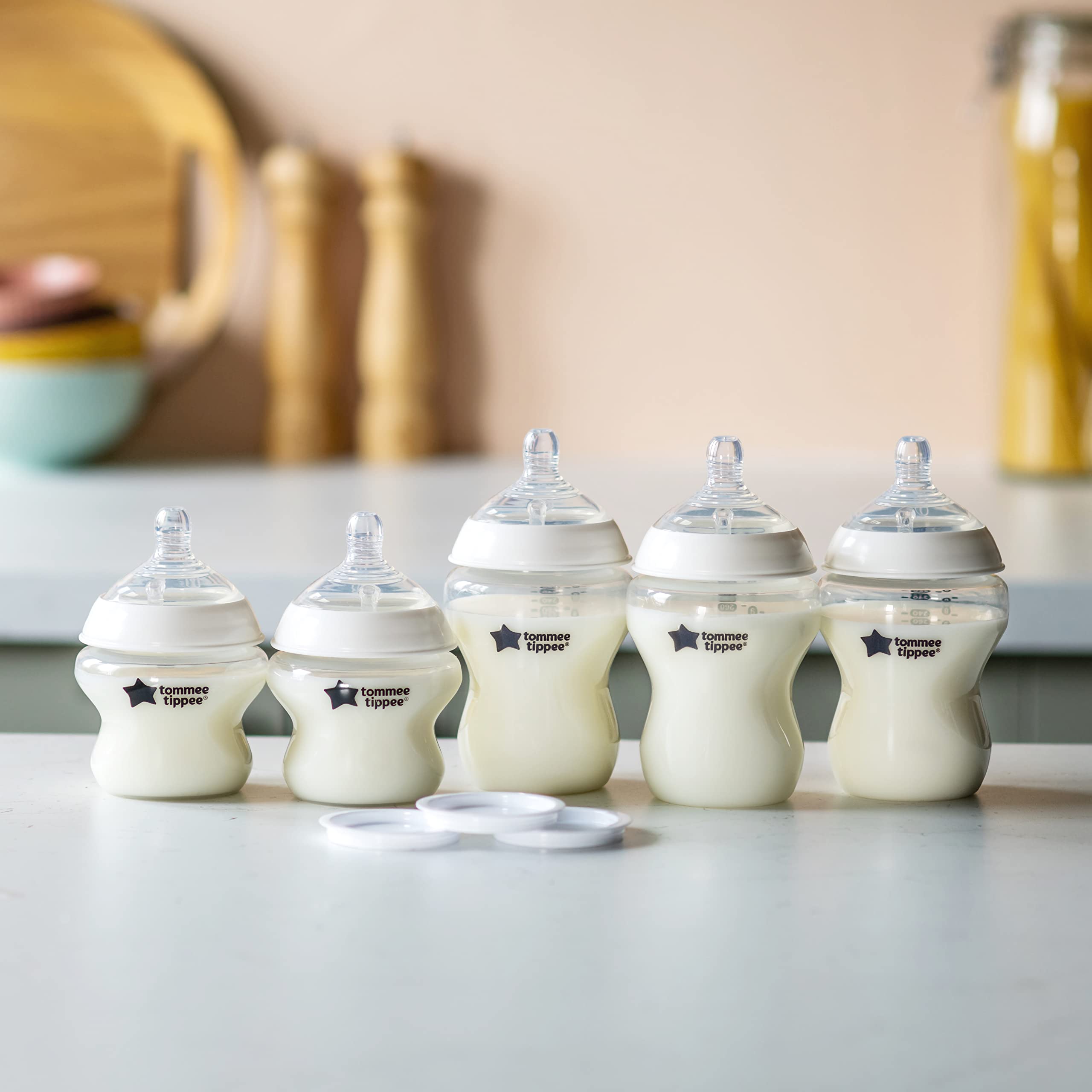 Tommee Tippee wide-neck bottle design simplifies cleaning and assembly.