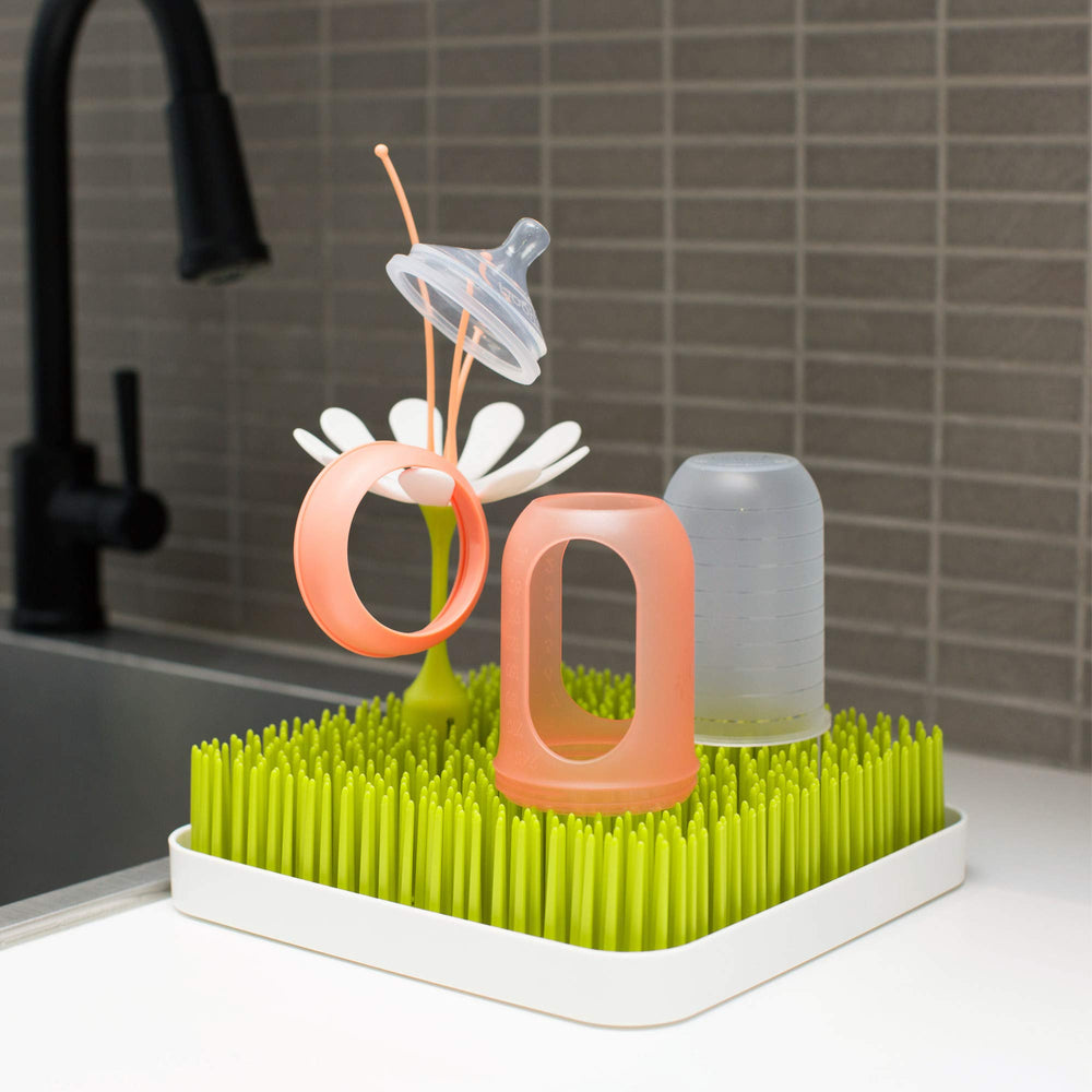 TOMY Boon Stem showcases space-saving design for larger items on the rack.