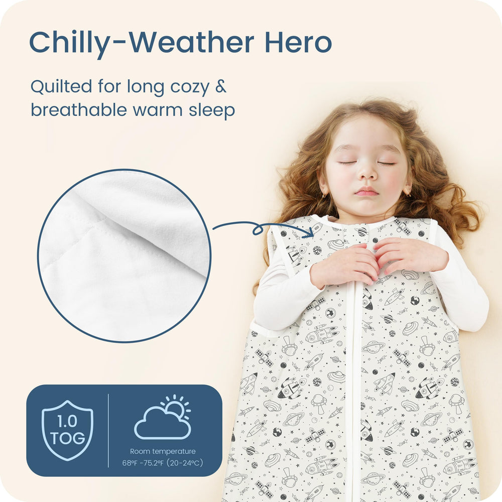 TOTBASIC wearable blanket with two-way zipper enables easy diaper changes.